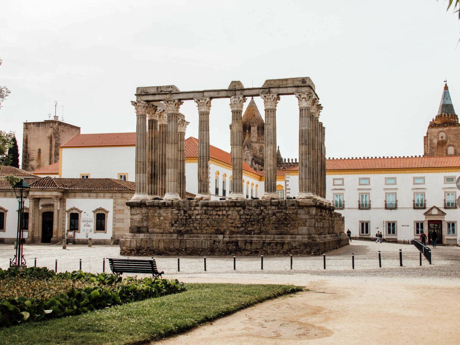 Ein beeindruckender antiker Tempel in Mitten eines Platzes im Örtchen Evora im Alentejo