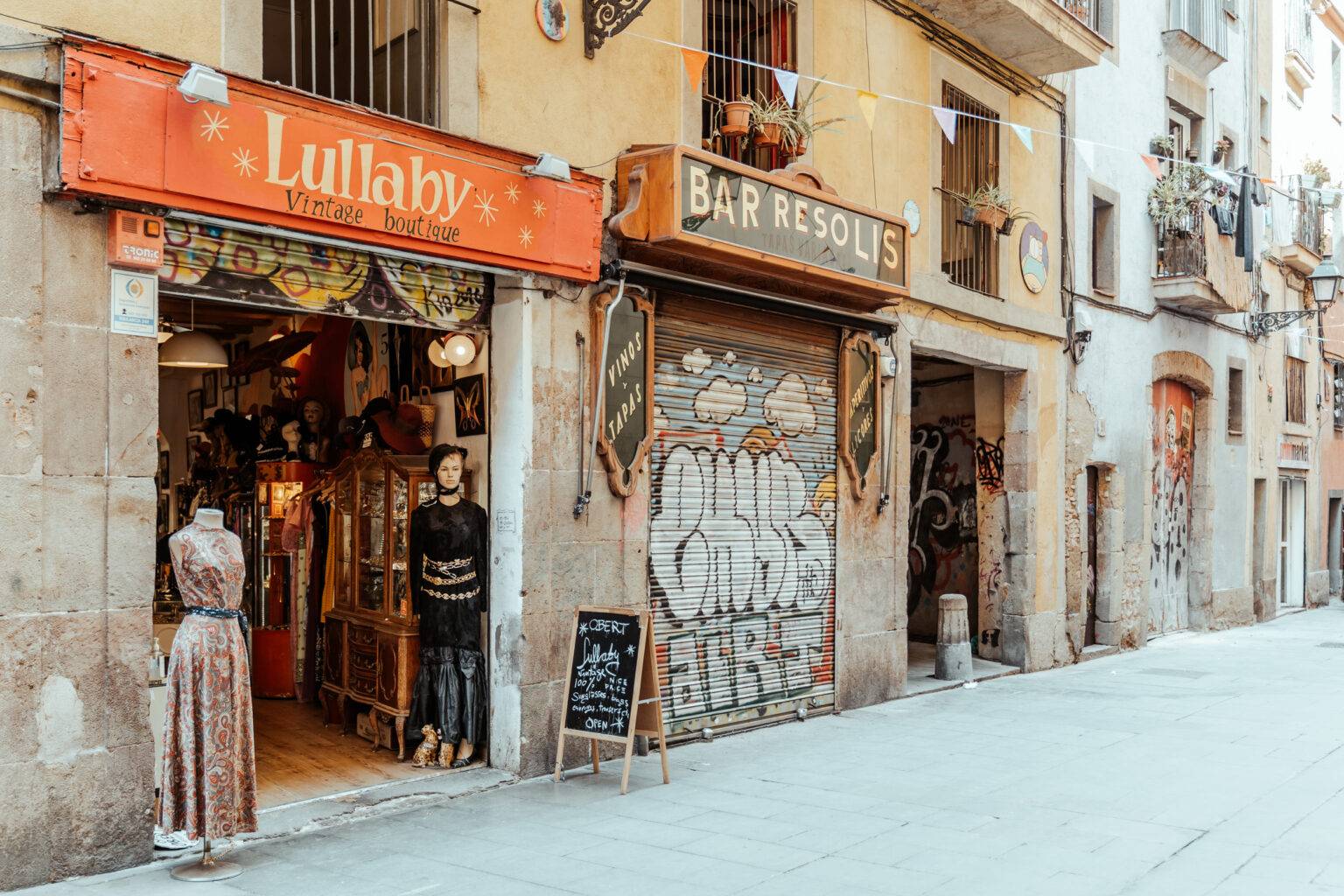 Wer Secondhand und Vintage liebt, ist im Carrer de la Riera Baixa genau richtig.