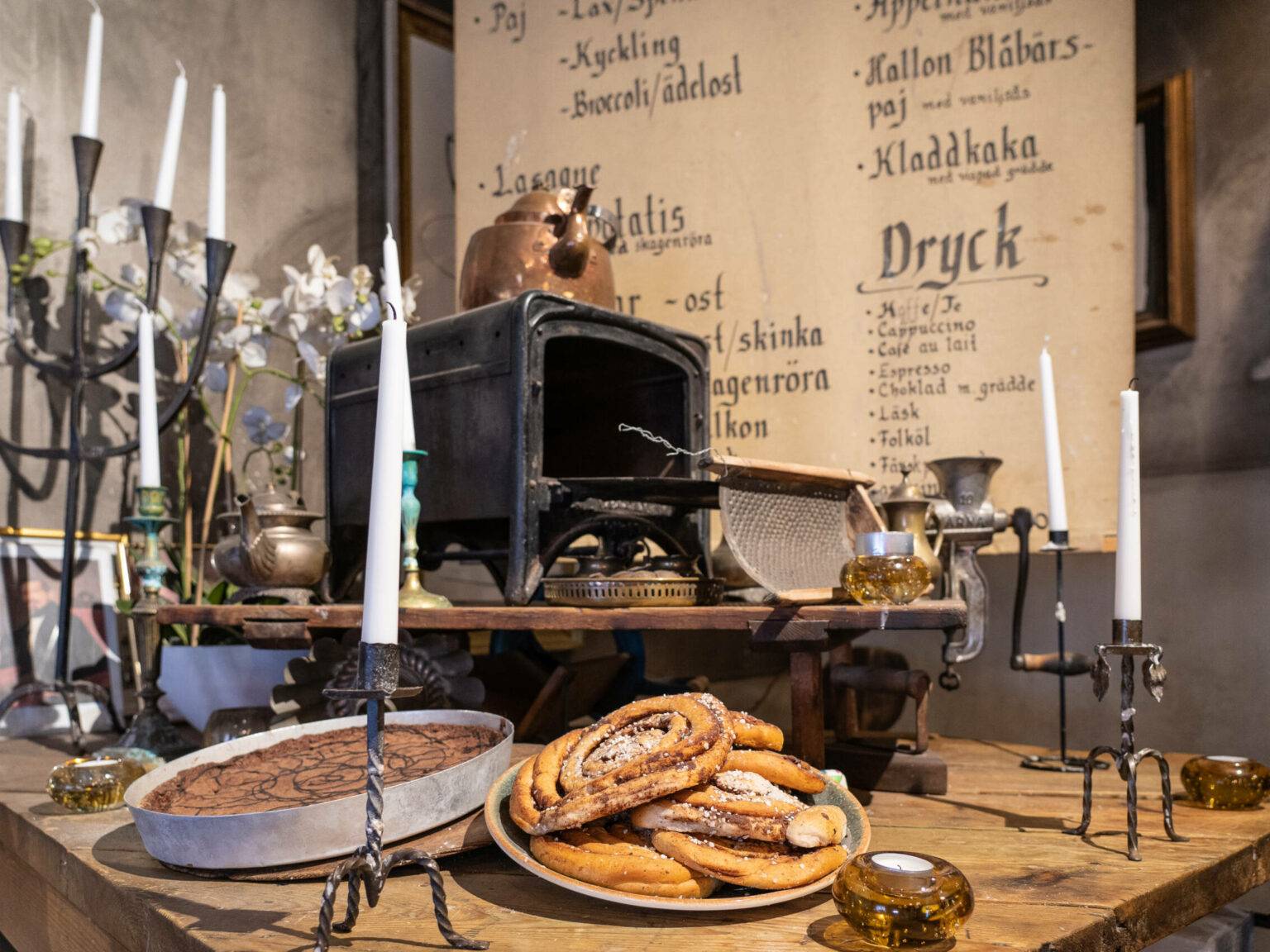 Traditionelles Ambiente mit schwedischer Küche wie die schwedischen Zimtschnecken findet man im Cafè Kaffekoppen.