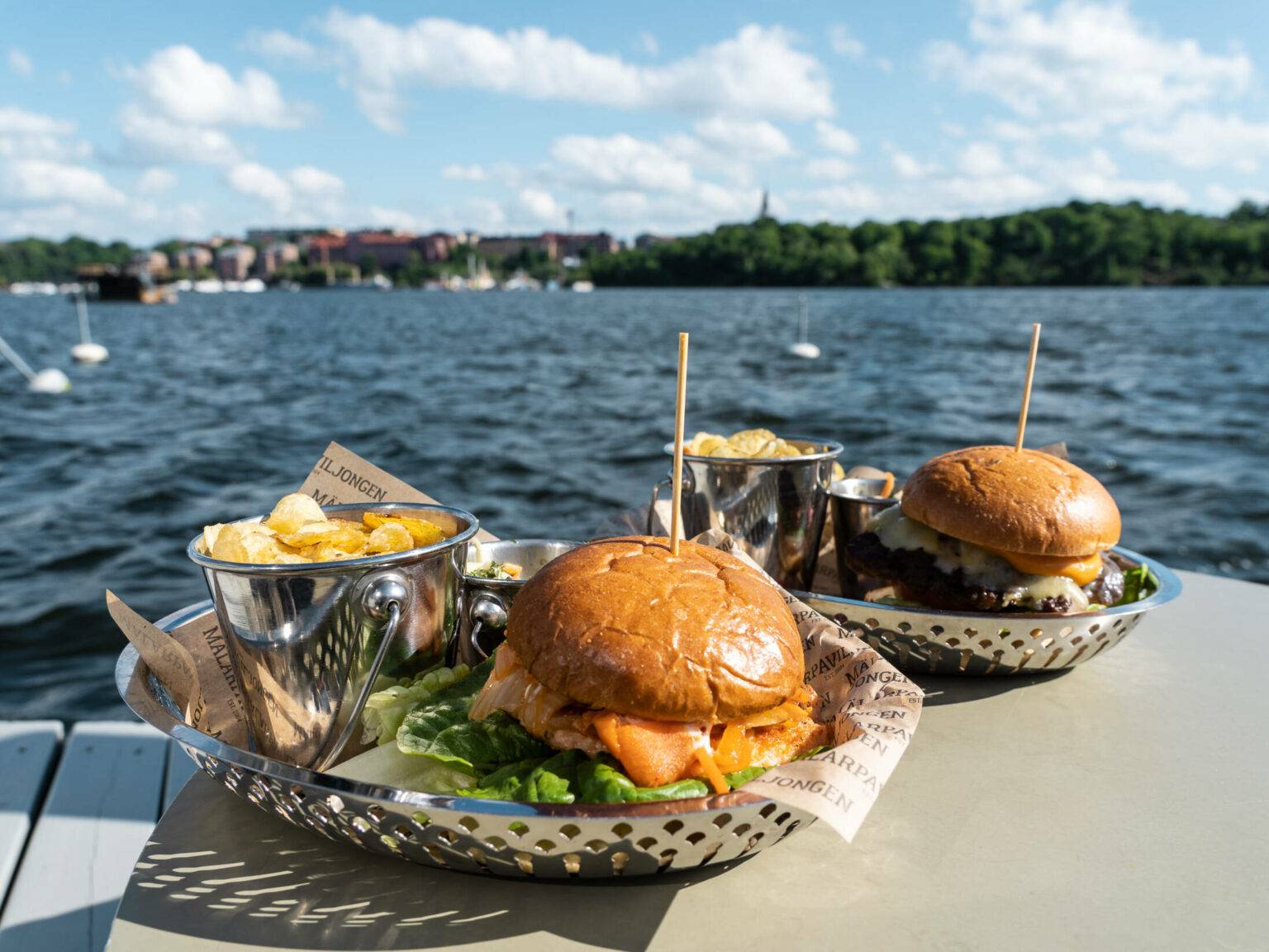 Zum Mittagessen darf es in der schwedischen Küche auch schon mal einen leckeren Burger am Wasser geben.