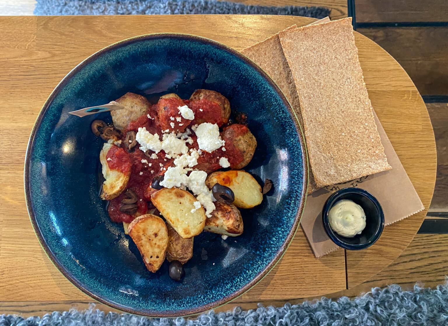 Typisch sind die schwedischen Meatballs allemal, aber außergewöhnlich zubereitet im Greek Style ist ein echter Geheimtipp für alle, die davon nicht genug bekommen.