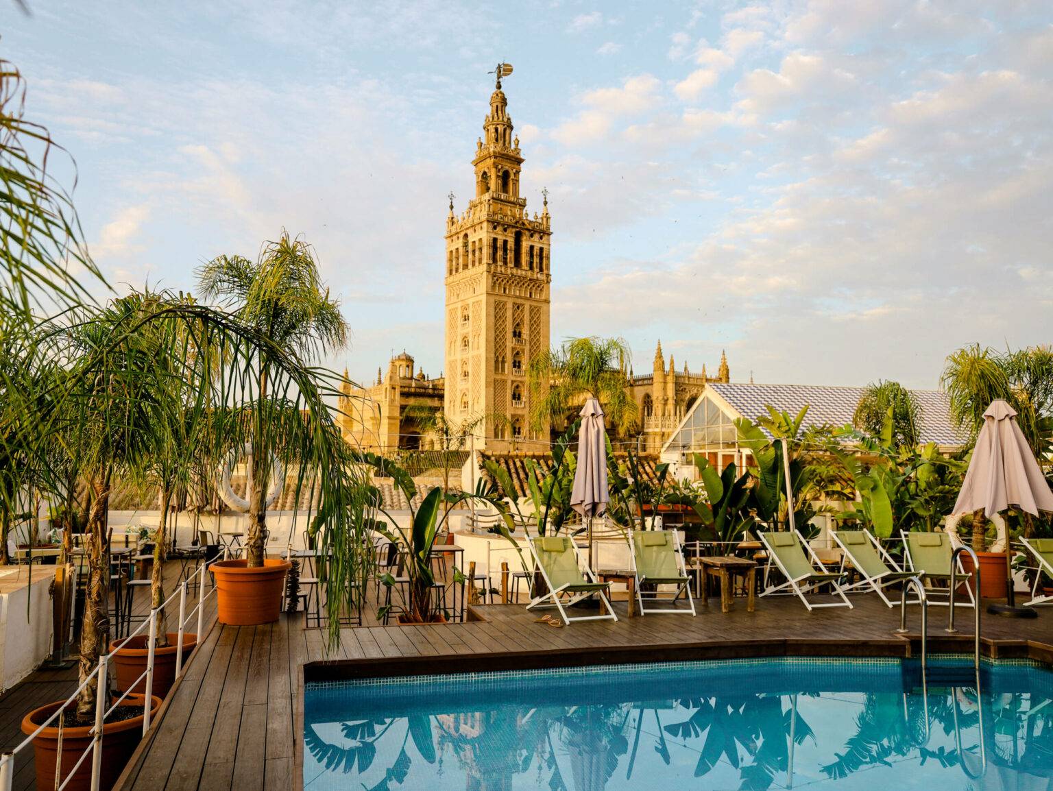 Das Hotel Fontecruz Sevilla Seises punktet mit einem Rooftop Pool mit Blick auf die Giralda.