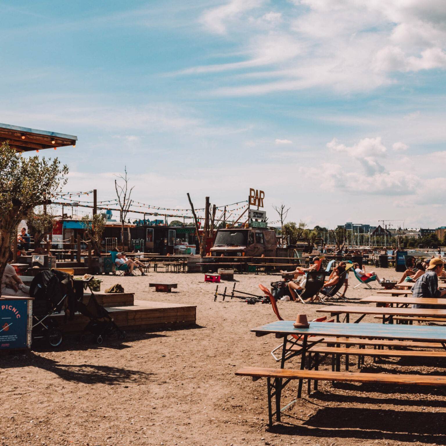 Im gemütlichen Außenbereich des Kopenhagener Reffen Streetfood-Market können Gäste ihr Essen auf Strandstühlen im Sand oder an Biertischen genießen.