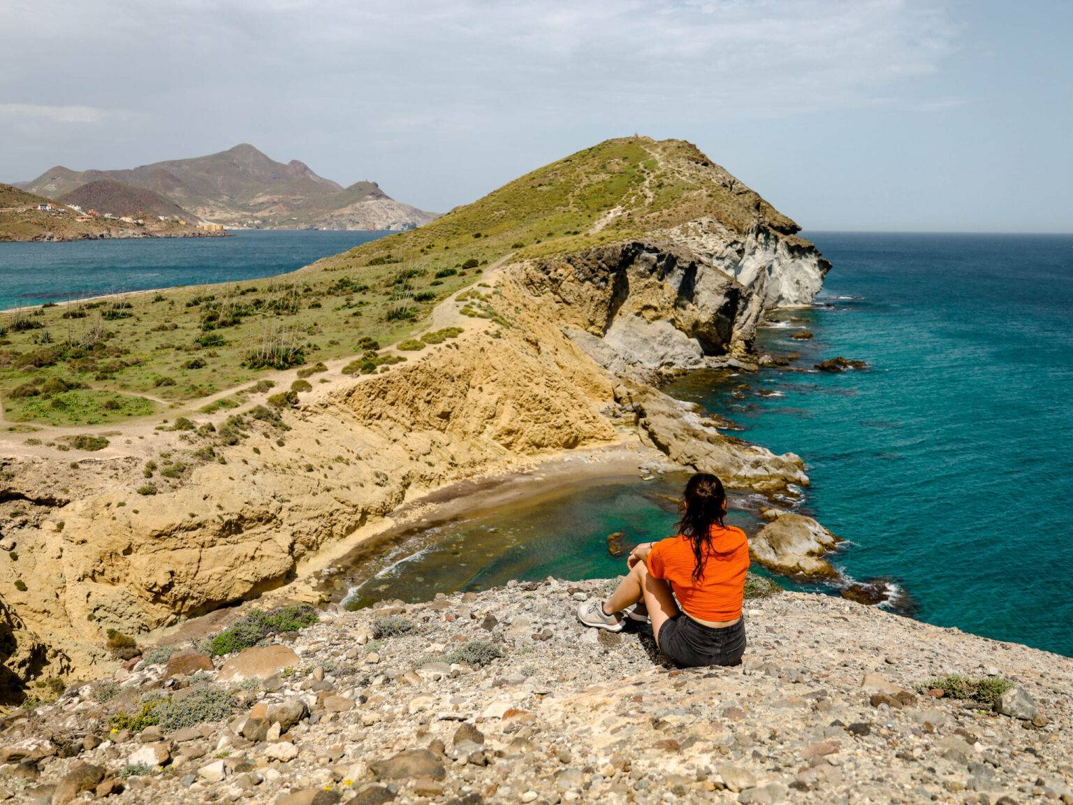 Direkt am Strand in Cabo de Gata gibt es felsige Landschaften direkt am türkisfarbenen Meer.