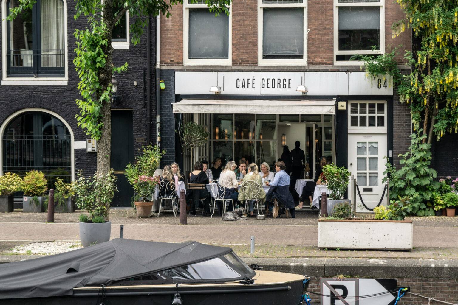 Das kulinarische Leben der Amsterdamer spielt sich mit Vorliebe draußen ab. Vor allem bei Sonnenschein gibt es kein Halten mehr.