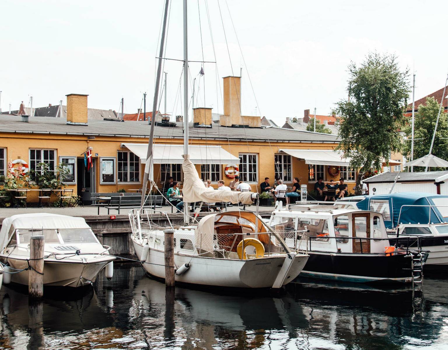 Im Wasser spiegeln sich die Boote, die in Kopenhagen angelegt haben.