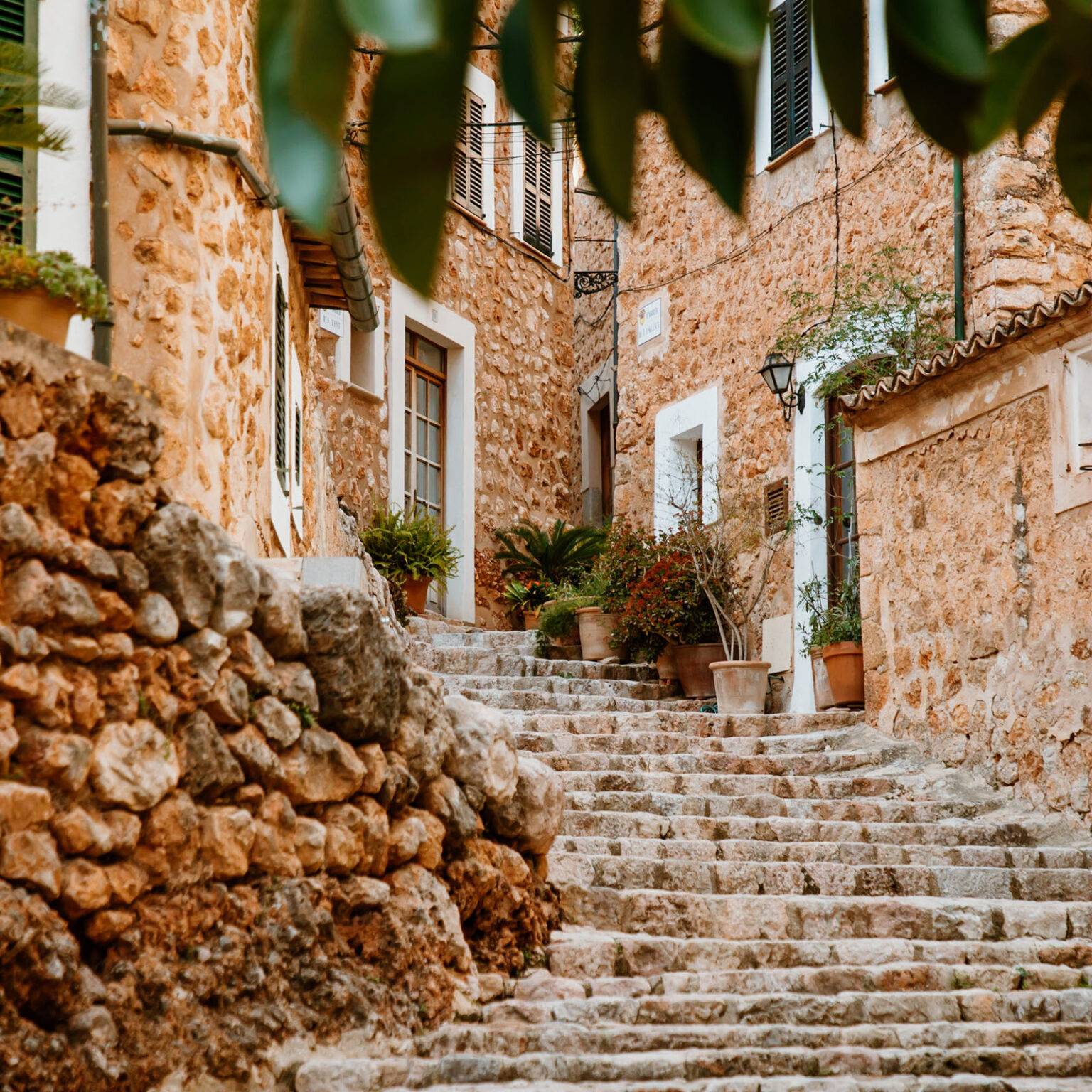 Eine schöne Steintreppe führt zu den mallorquinischen Häusereingängen im Ort Fornalutx.