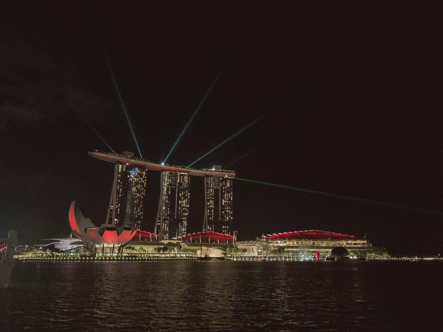 Die Licht- und Wasser-Show „Spectra“ gehört zu den kostenlosen Highlights in Singapur.