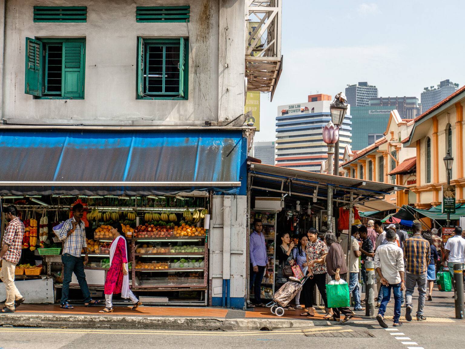 Eine Geschäftsstraße im Singapurer Stadtviertel Little India mit vielen Märkten und Streetfoodständen.