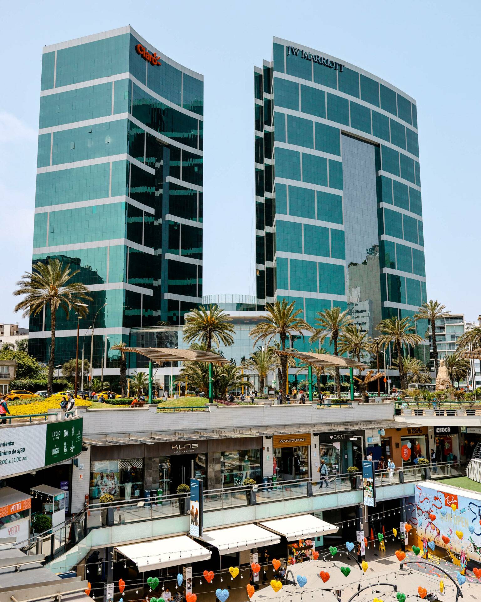 Das Einkaufszentrum Larcomar wurde direkt an die Küste gebaut und ist sehr modern.