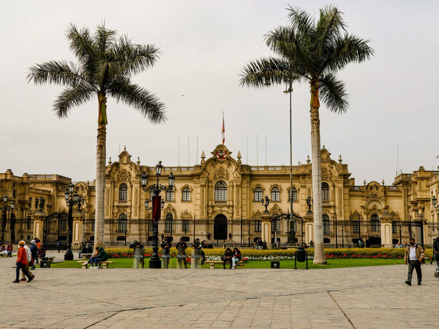 Das pompöse gelbfarbene Regierungsgebäude auf der Plaza de Armas.