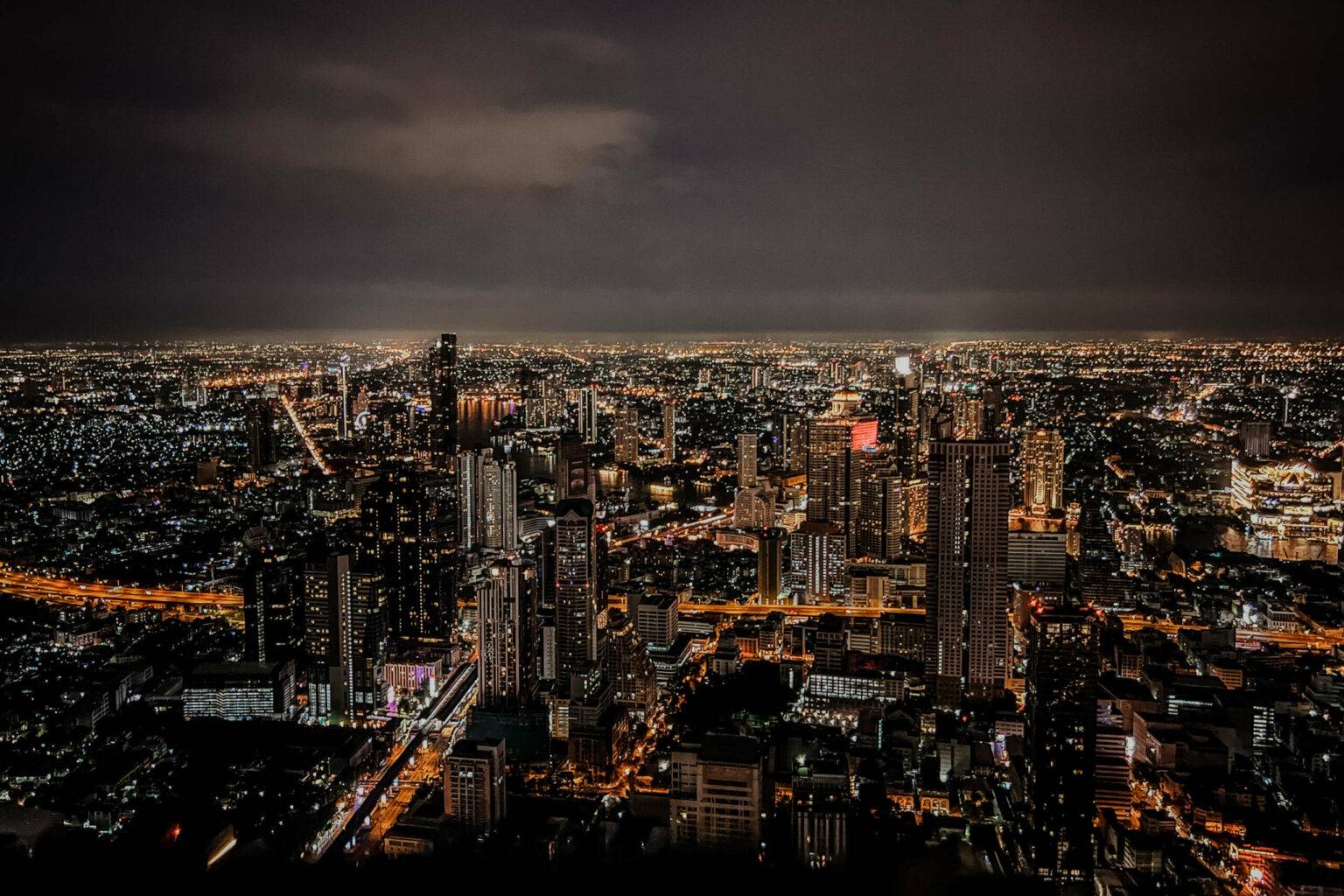 In Bangkoks höchster Rooftop-Bar liegt einem die Stadt zu Füßen.