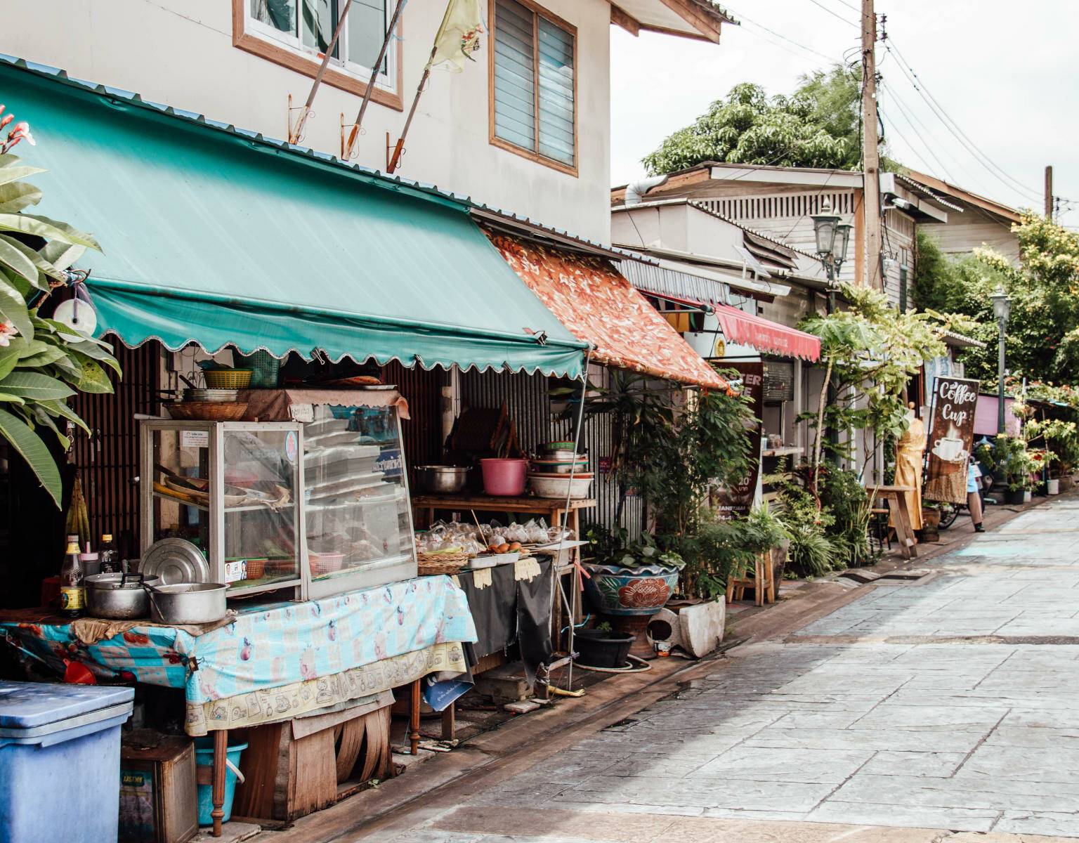 Streetfood Stände reihen sich in einer leeren Straße von Bangkok.