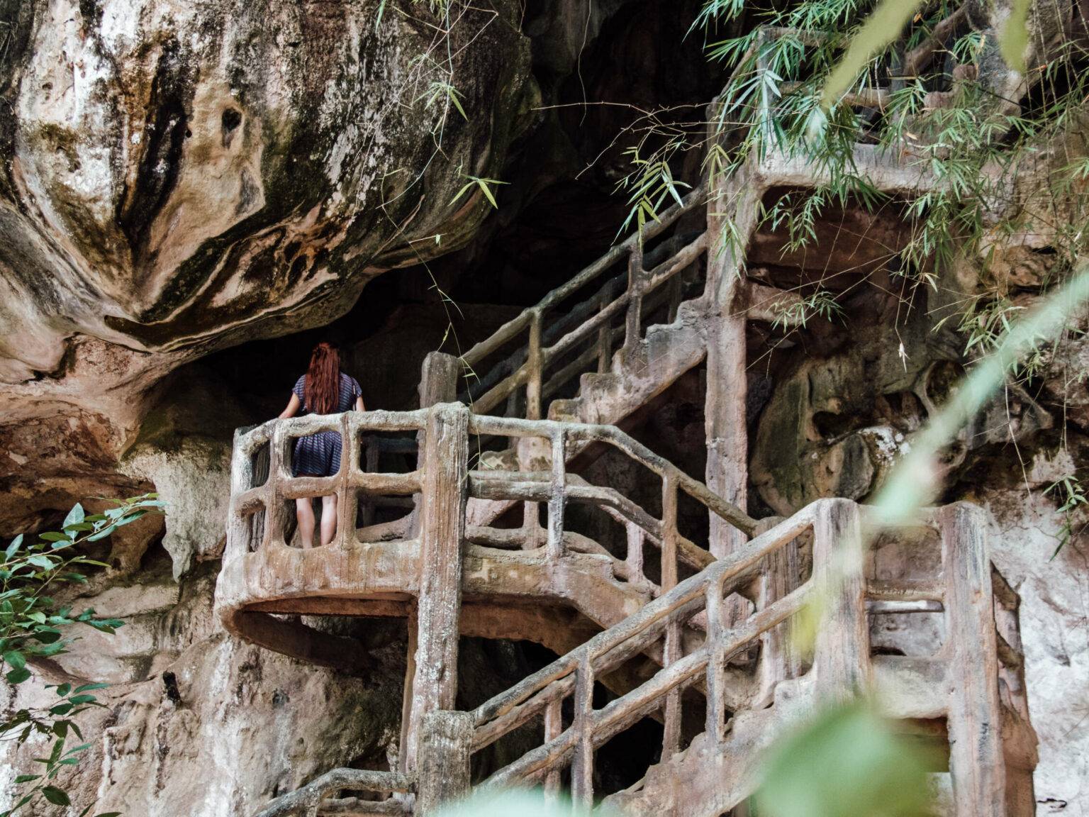 Treppenstufen auf dem Weg zu einer geheimnisvollen Höhle in Krabi.