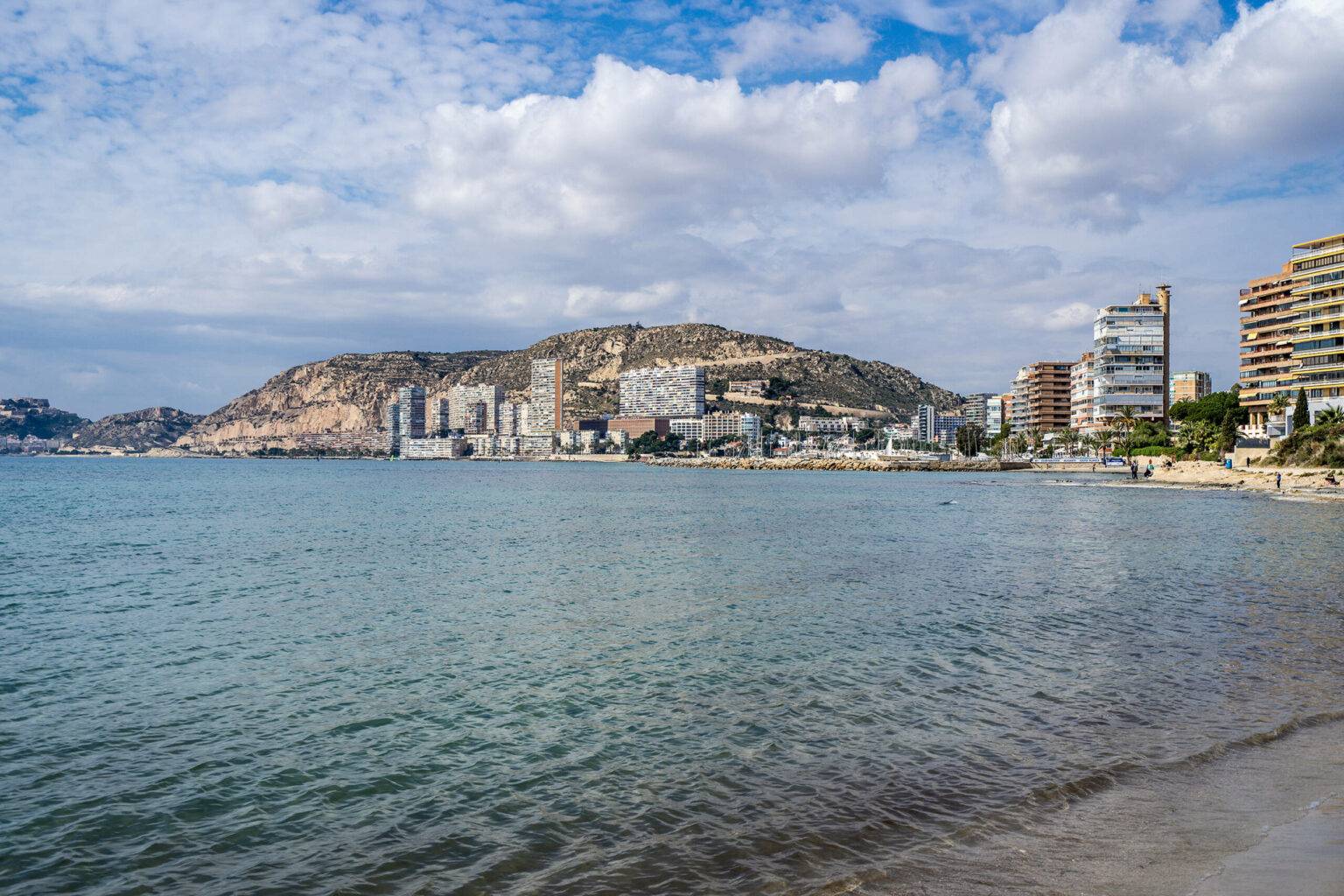 Blick von der Playa de la Almadraba auf Alicante.