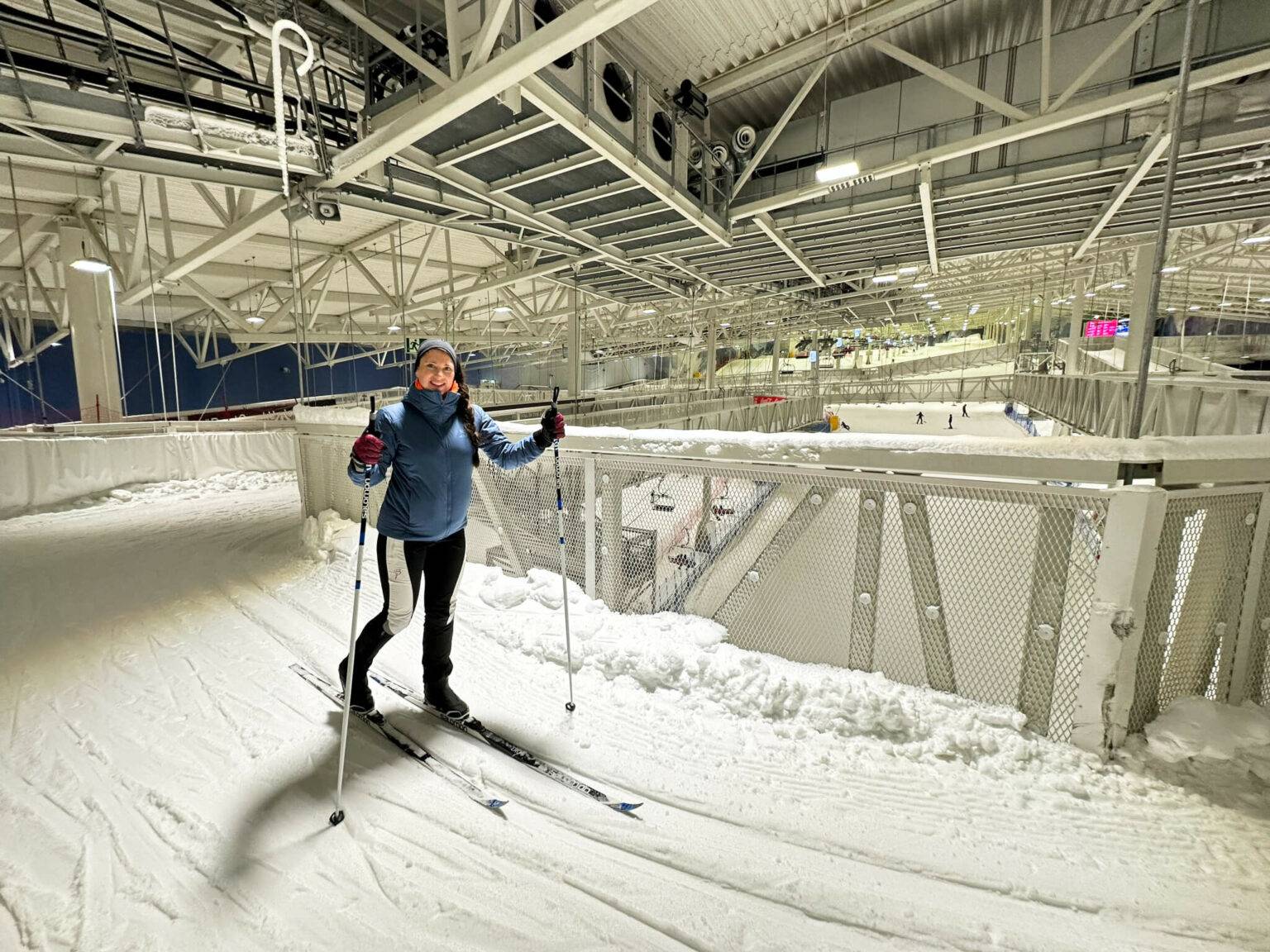 In der Skihalle SNØ kannst du Eisklettern, mit Skiern die Piste runterbrettern oder die Langlaufskier anschnallen und deine Runden drehen.  