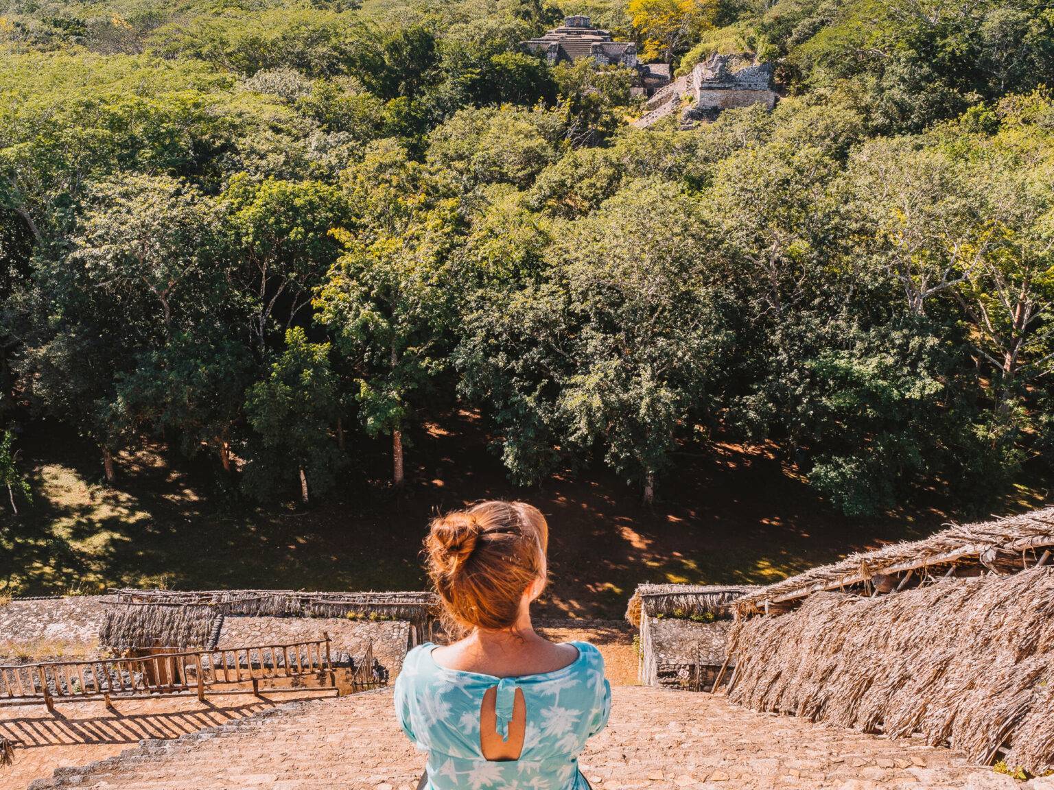 Bloggerin Melanie schaut auf die Maya Ruinen Ek Balam im Dschungel herab.
