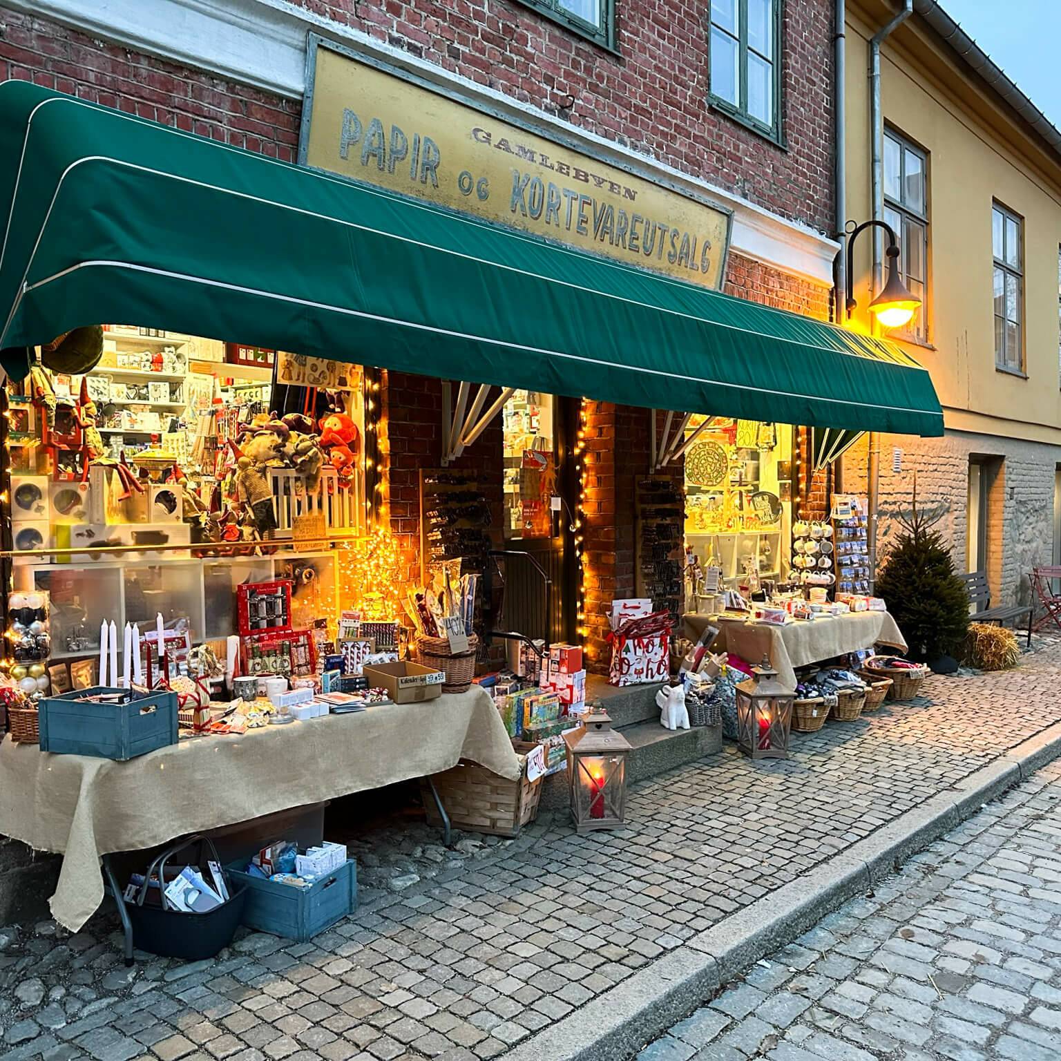 Ein weihnachtlich dekoriertes Geschäft in der Altstadt von Fredrikstad.