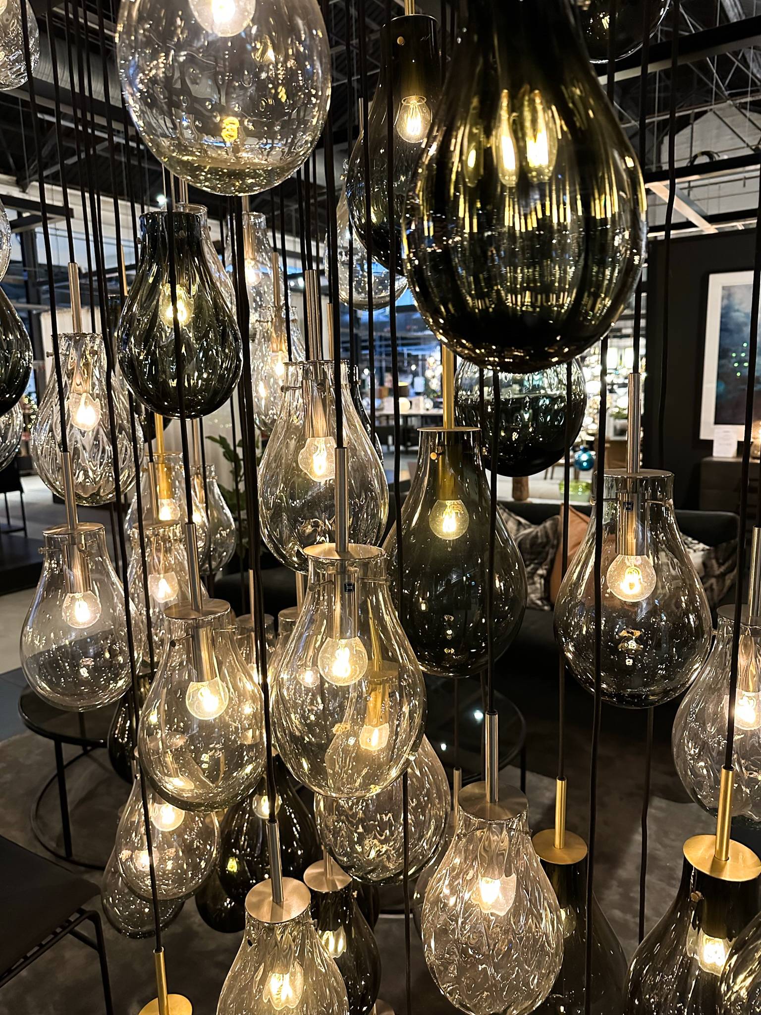 Unvorstellbar, dass diese Lampen in der Glasfabrik Hadeland Glasverk in Oslo noch von Hand gefertigt werden.