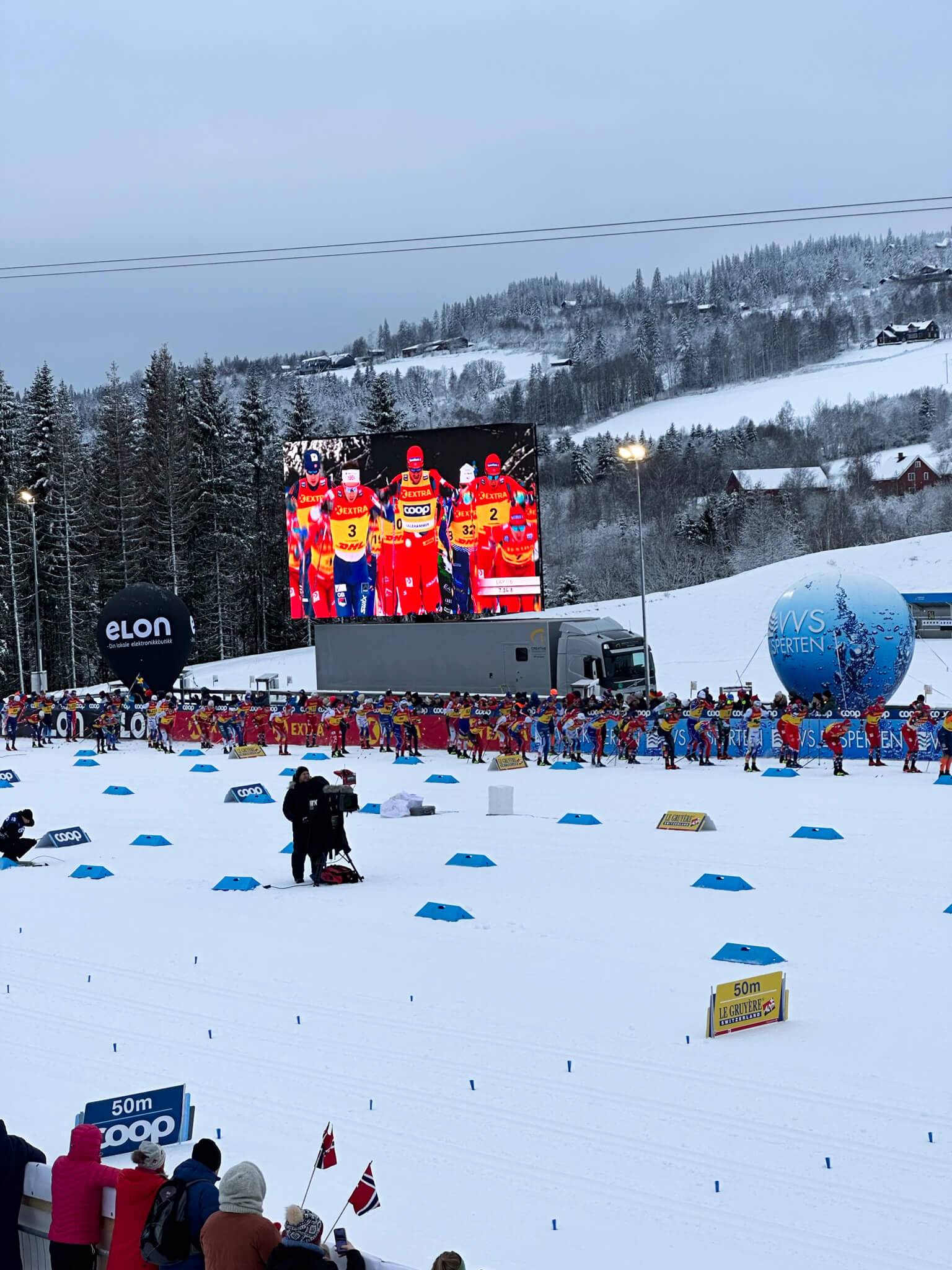 Einmal einem Langlauf-Weltcup beizuwohnen ist ein unvergessliches Erlebnis für alle Schneesportliebhaber.