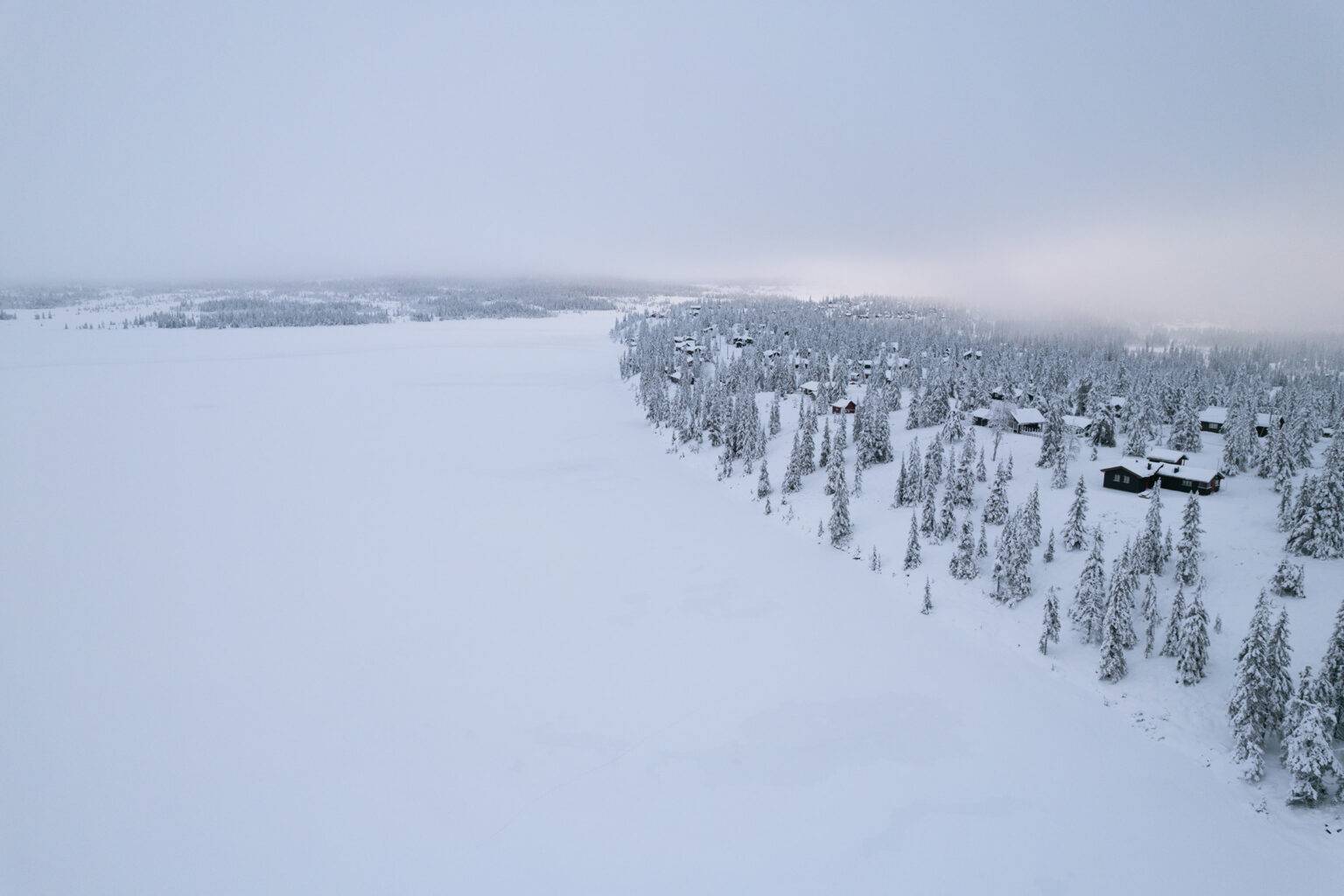 Das verschneite Sjusjøen ist im Winter nicht nur ein Paradies für Langläufer. 