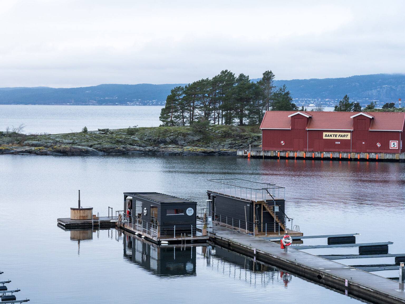 Die zwei Saunahütten des Son Spa auf dem Oslofjord.