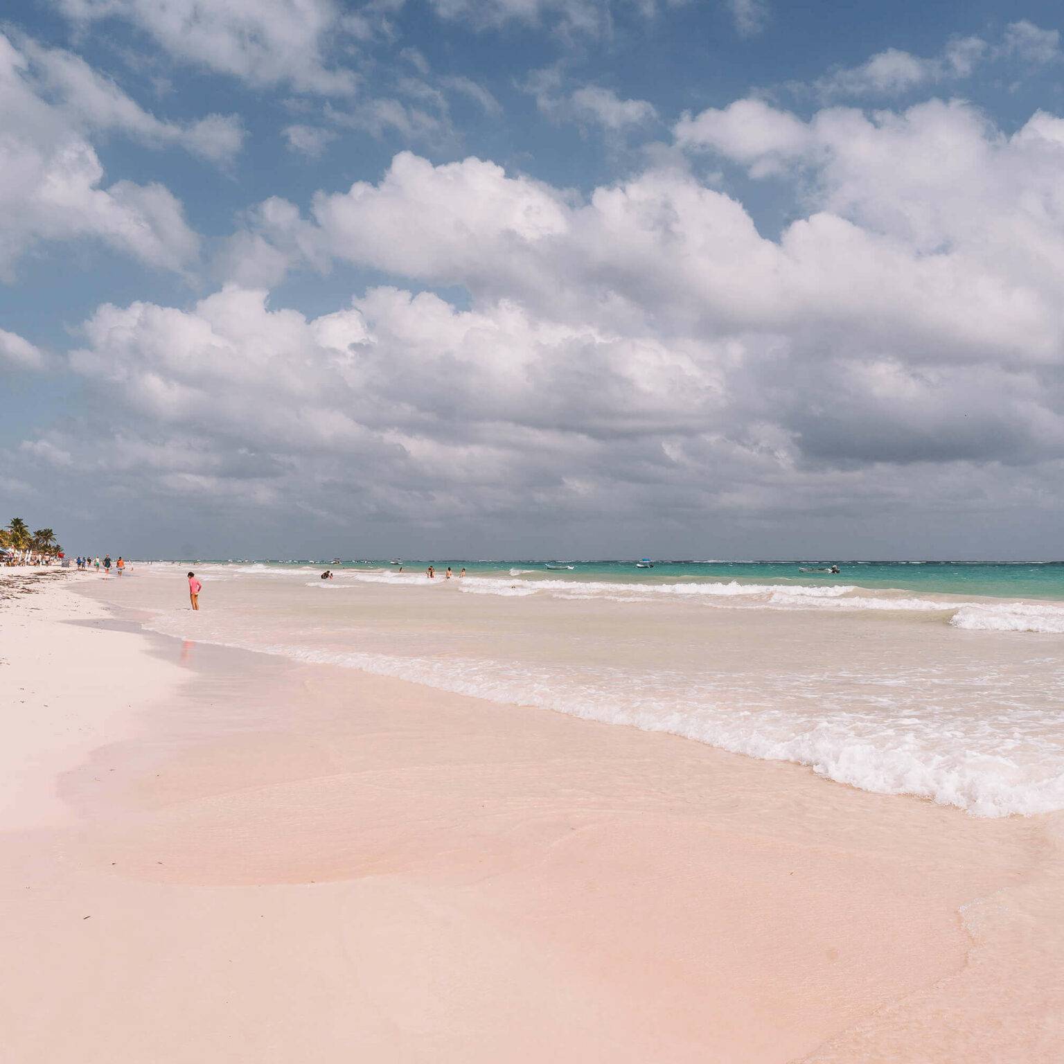 Der pinke Sandstrand Las Palmas in Tulum auf Yucatan führt in türkisblaues Wasser zum Baden.