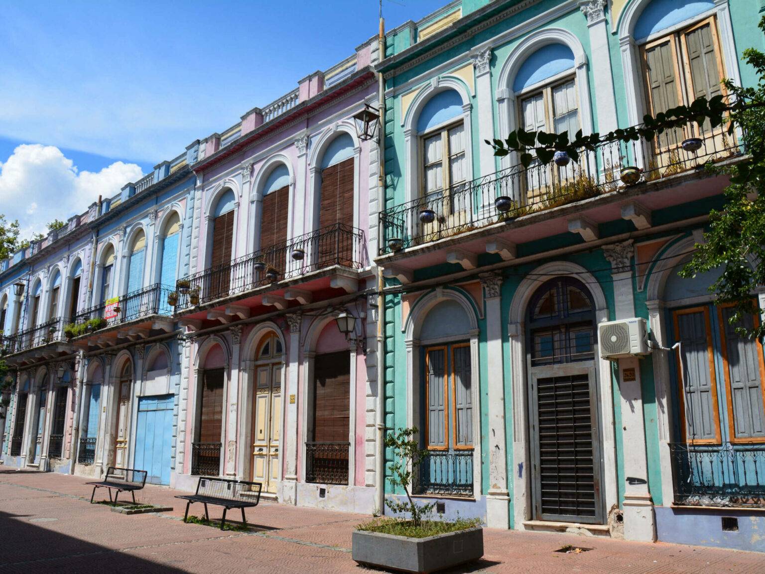 Bunte Häuser im Centro Historico in Montevideo an einer Straße.