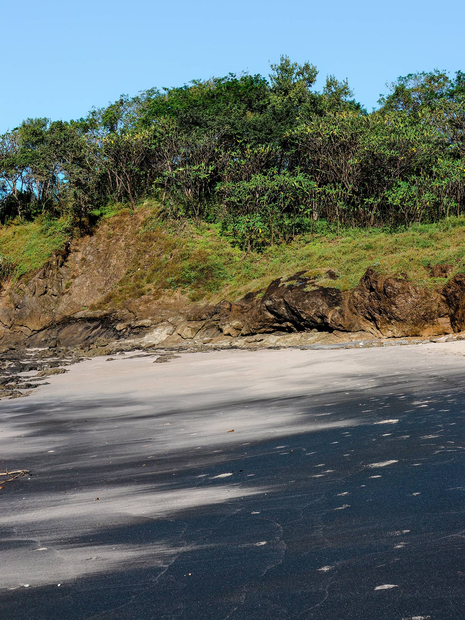 Der Black Beach in Nationalpark Las Baulas ist nicht nur schwarz, sondern vermischt sich kunstvoll mit dem weißen Strand.