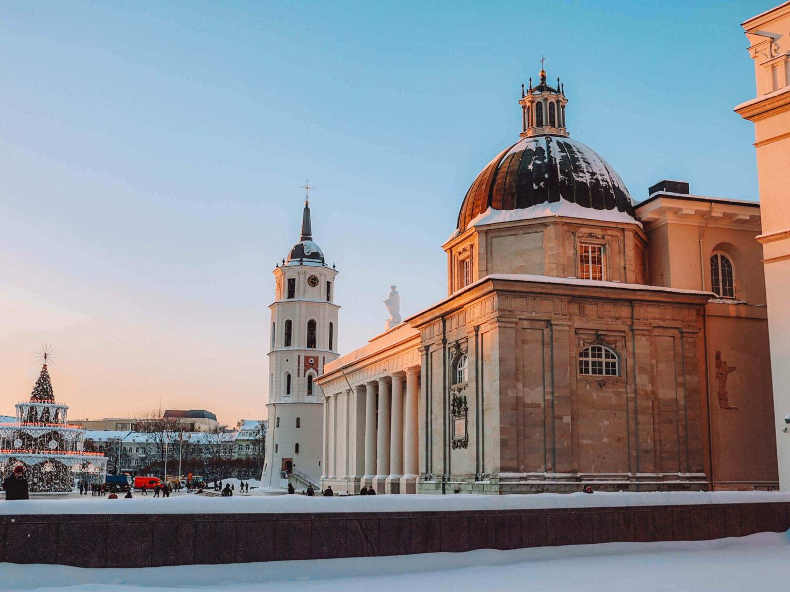 Vor der Kathedrale St. Stanislaus in Vilnius steht auf dem Platz ein beleuchteter Weihnachtsbaum.