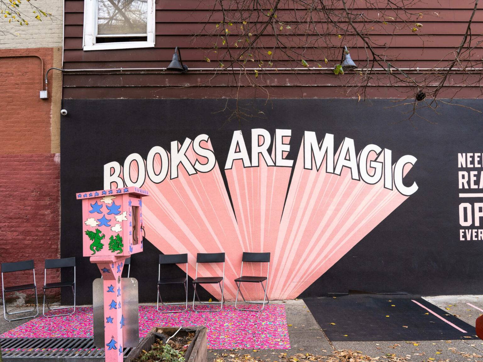 Die Wörter "Books are Magic" als Graffiti auf einer Hauswand in Brooklyn.