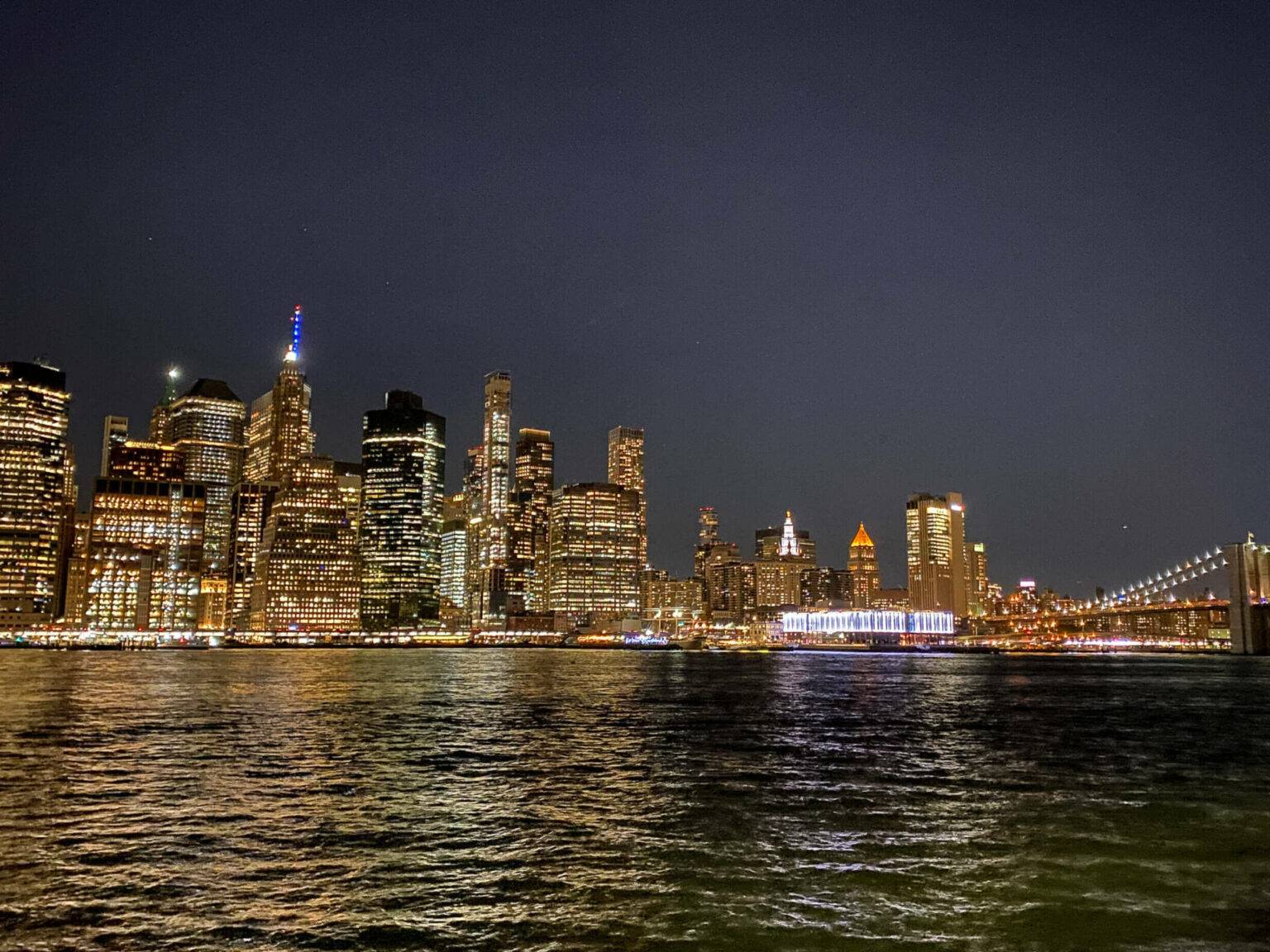Die Skyline von Manhattan bei Nacht von der Brooklyn Heights Promenade aus.