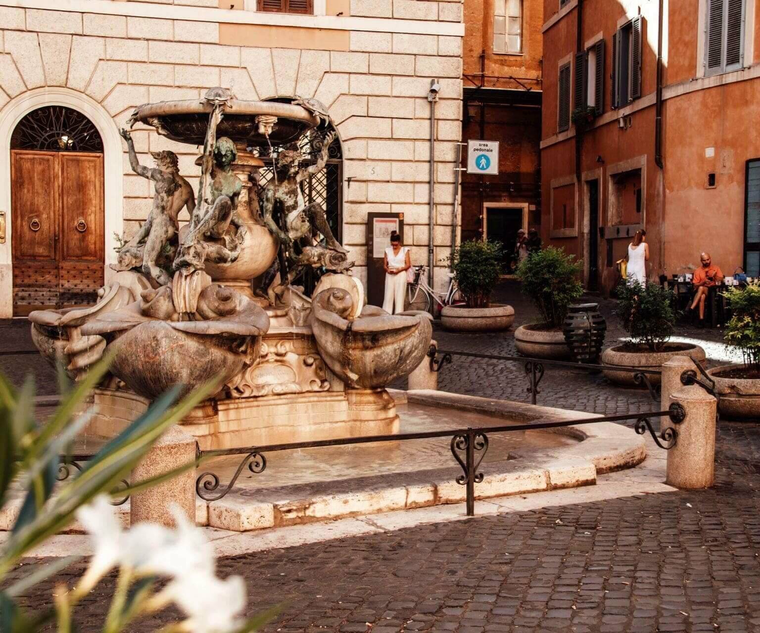 Der Schildkrötenbrunnen in der Mitte der Piazza Mattei in Rom.