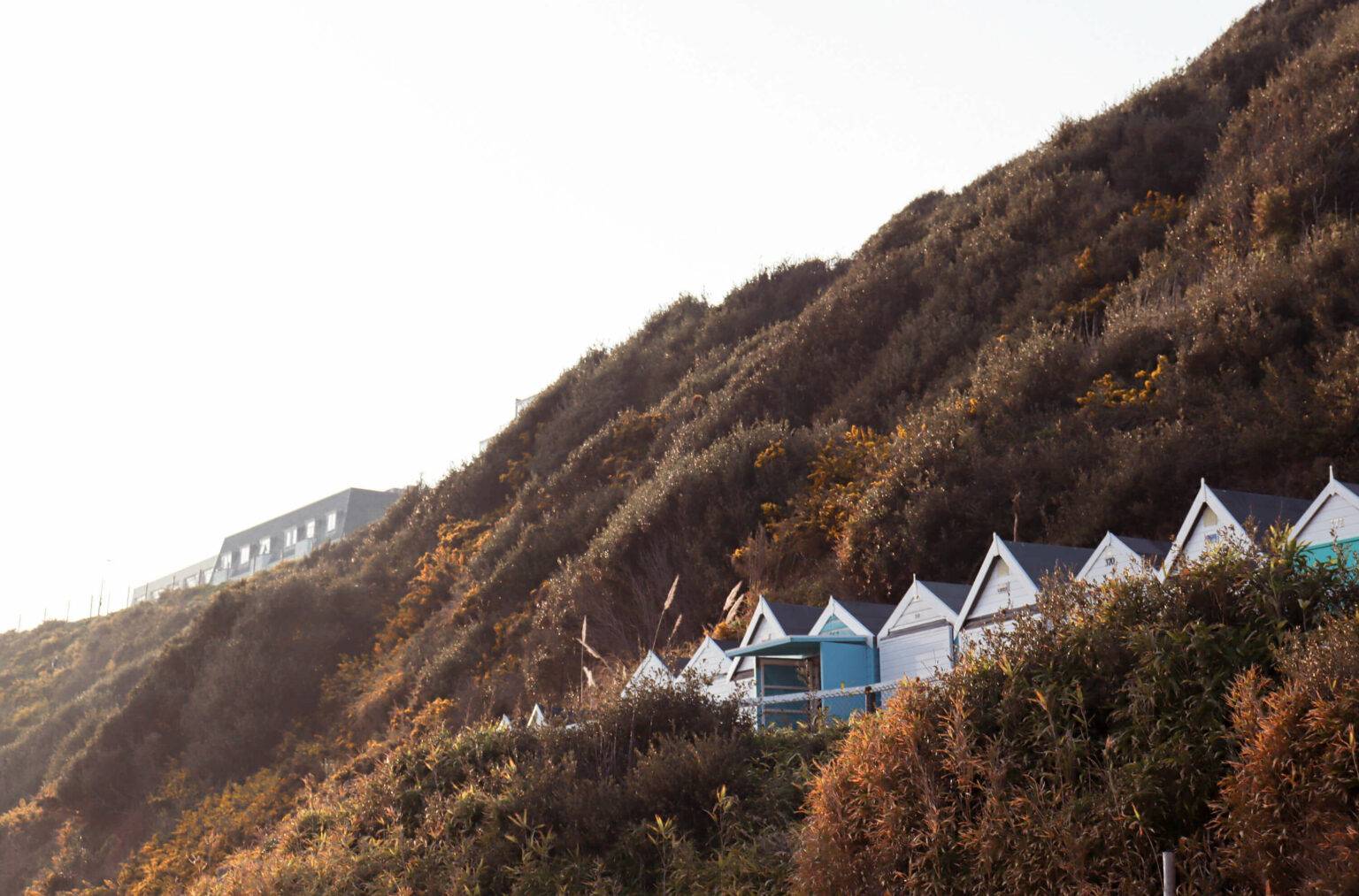 Strandhütten mit Ausblick auf die Küste.