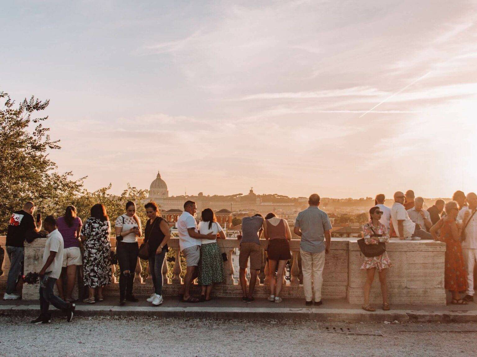 Viele Menschen genießen den Sonnenuntergang am Pincio-Hügel in Rom mit Blick auf die Stadt.
