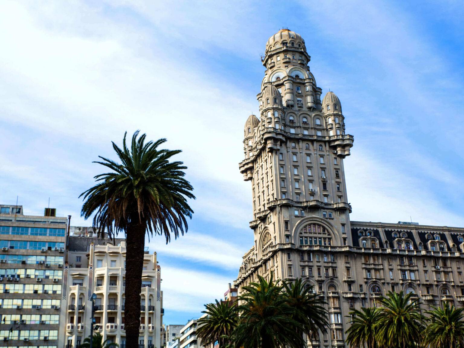Die beeindruckende Ansicht der Palacio Salvo vom Plaza Montevideo.