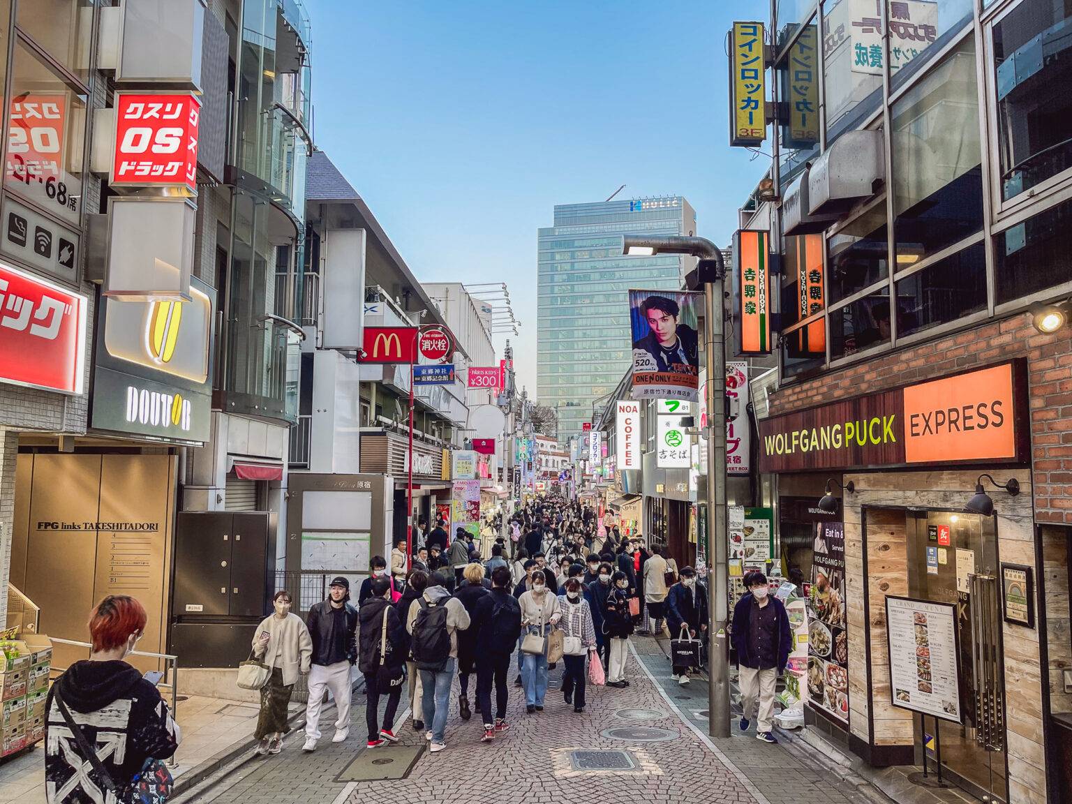 In der Takeshita-Straße treffen verschiedenste Popkulturen aufeinander.