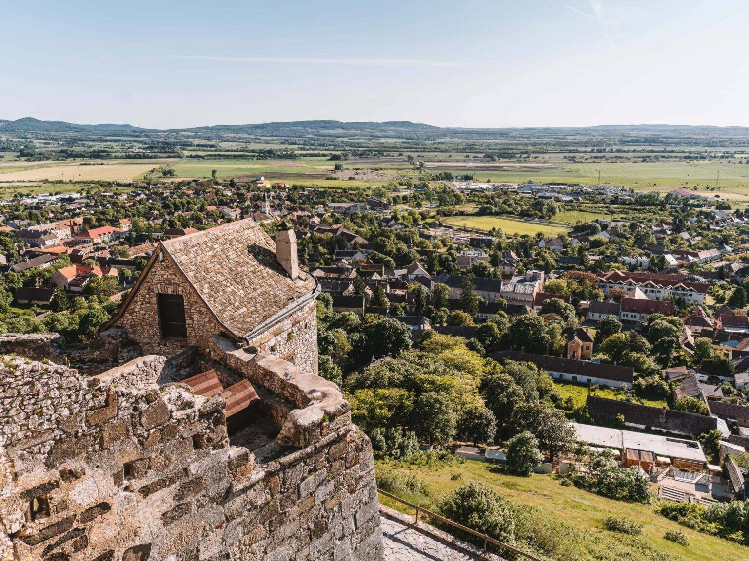 Blick von der alten Burg auf die kleine Stadt Sümeg in Ungarn.