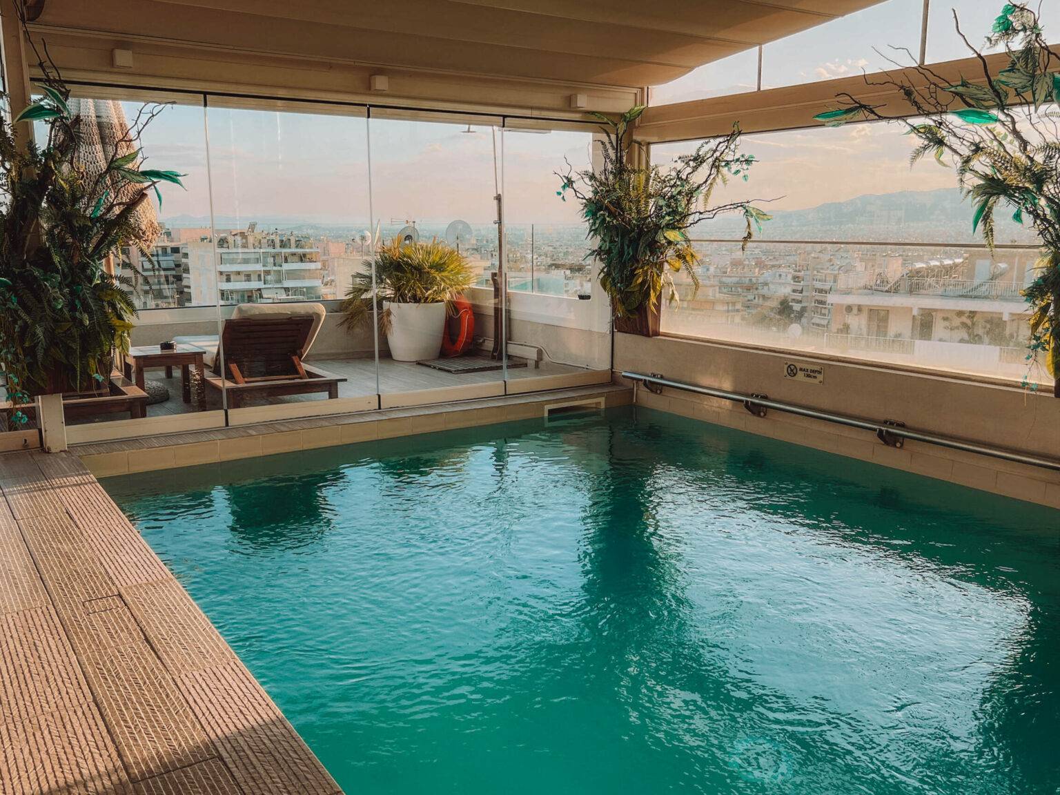 Der Pool des Green Suites Boutique Hotel befindet sich auf der Dachterrasse mit schönem Blick über Athen.