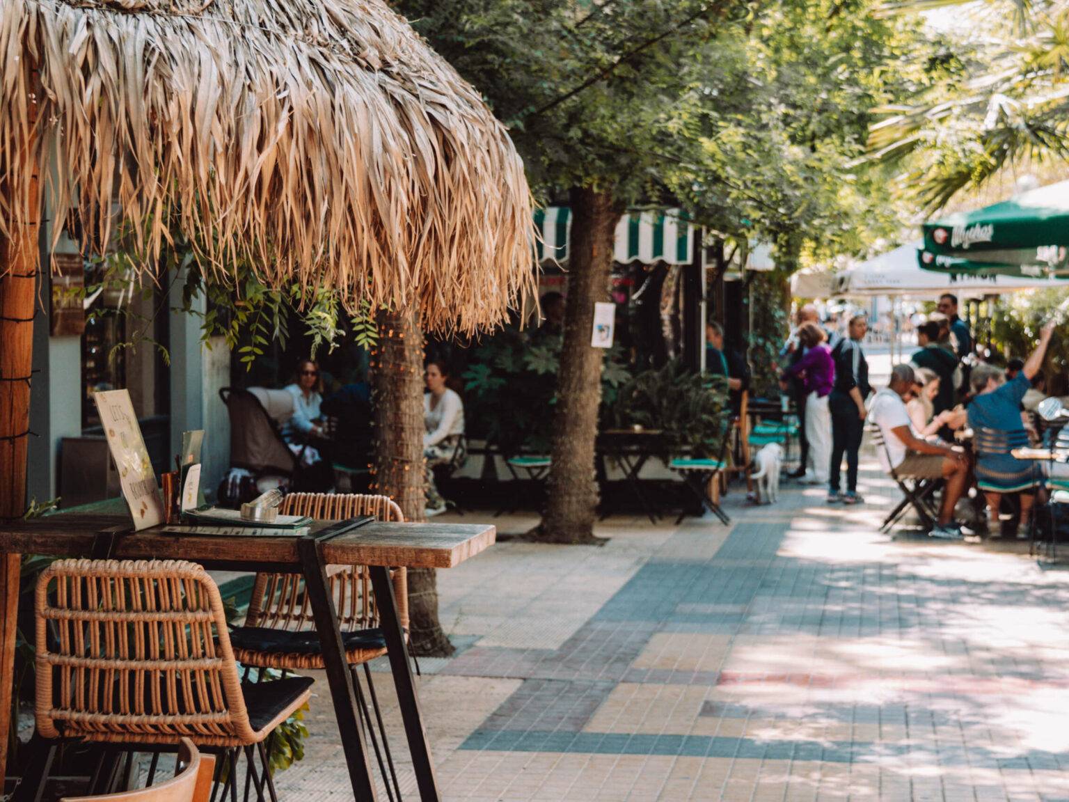 Der Fußgängerweg des Viertels Psirri in Athen führt durch Cafés und Restaurants.