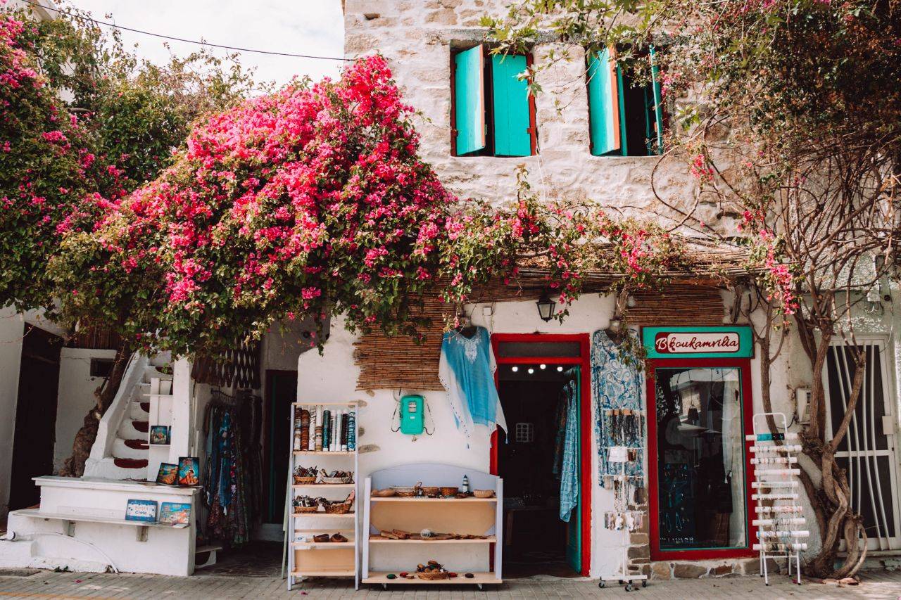 Eine kleines Geschäft von außen in der den Gassen von Mirtos au Kreta