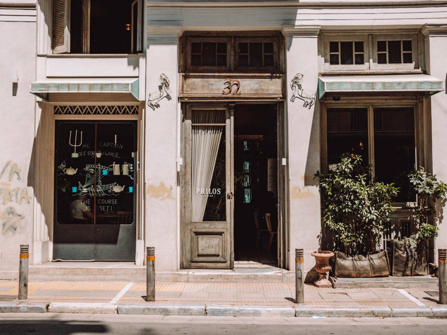 Der Eingang des Restaurants Philos in Athen.