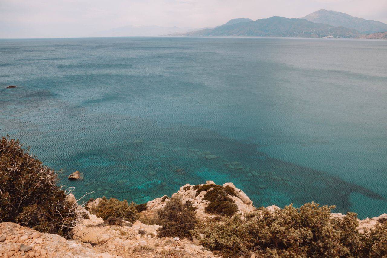 Blick von der Steinküste auf das blaue Meer in Kalamaki auf Kreta.