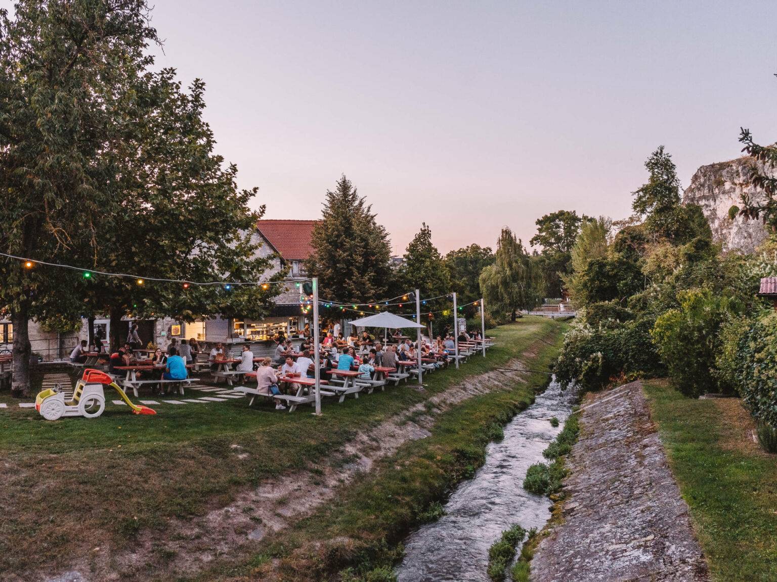 Das Restaurant Fricska liegt im ungarischen Veszprém idyllisch am Bach Séd und lädt zum Verweilen ein.