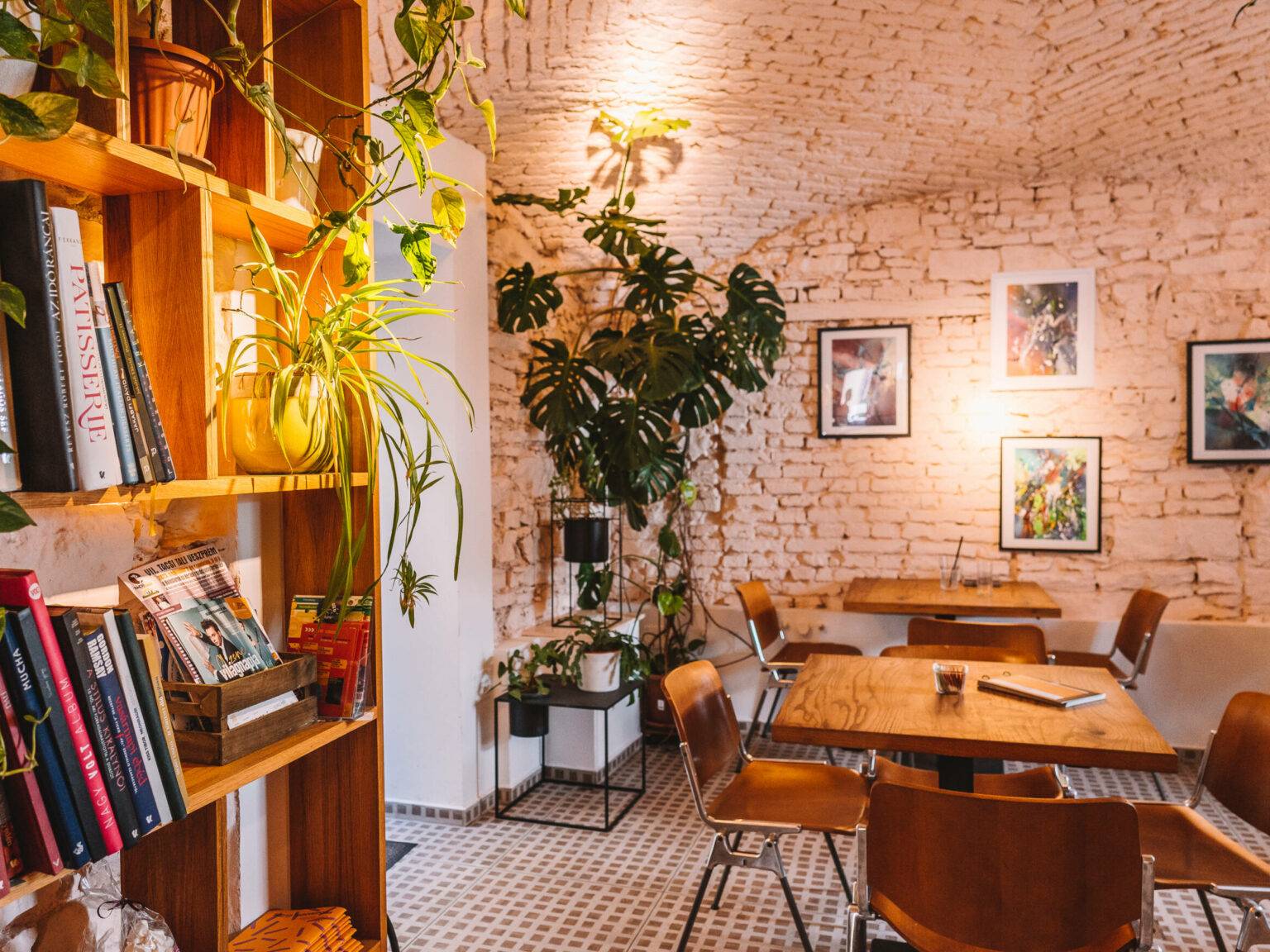 Das hippe Café Füge in Ungarns Stadt Veszprém bietet neben Kaffee und Kuchen auch Lesemöglichkeiten.