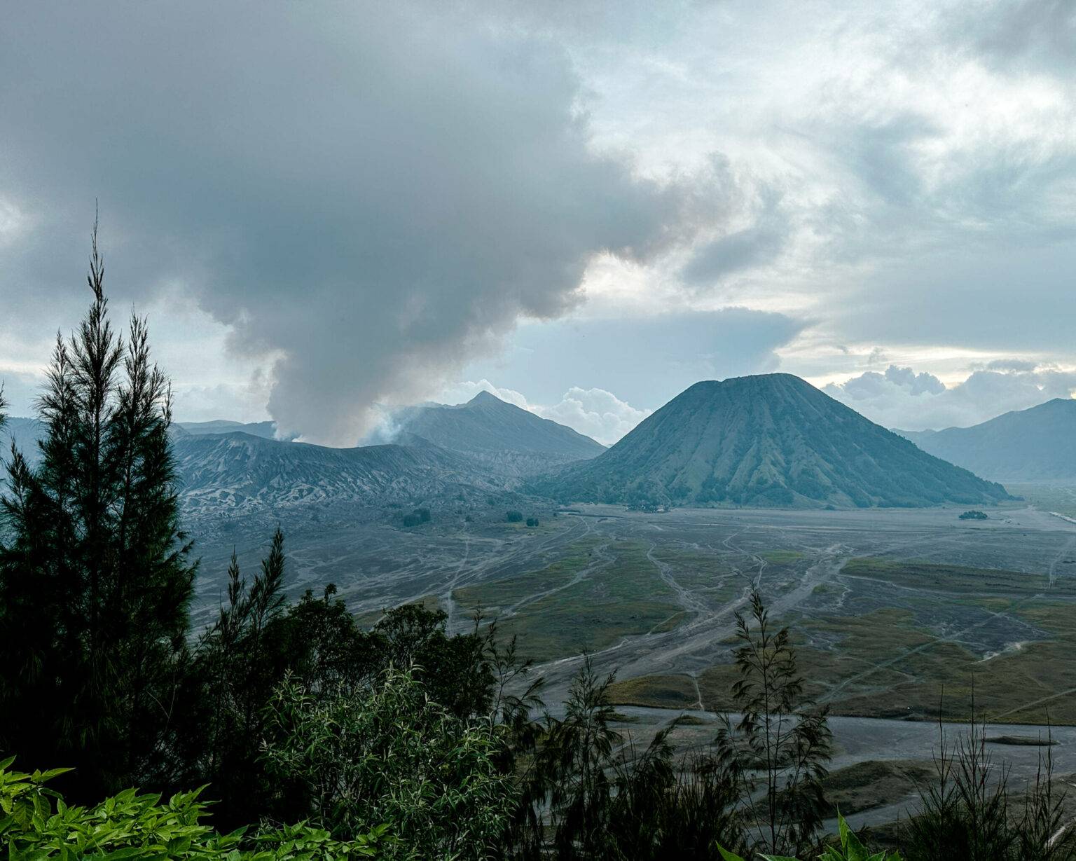 Den Bromo Vulkan erkennt man sofort an den riesigen Rauchwolken. Der letzte Ausbruch war 2016.