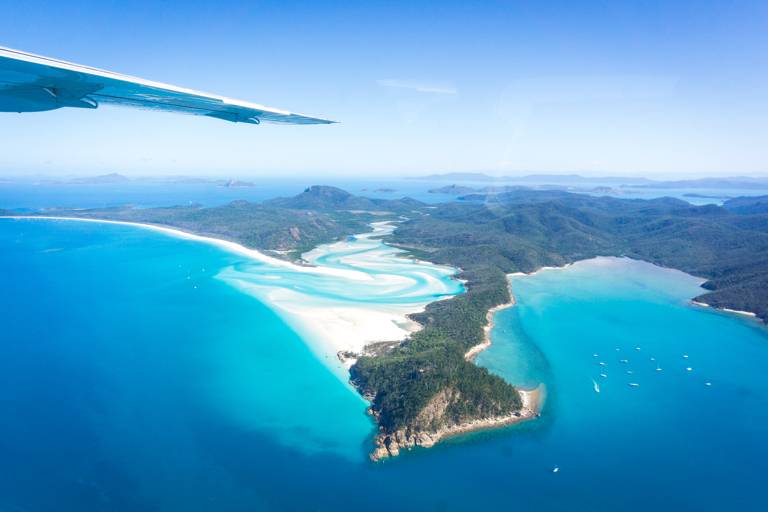 Die Insel Hill Whitsundays bei Queensland von oben betrachten umgeben von türkisblauem Meer.