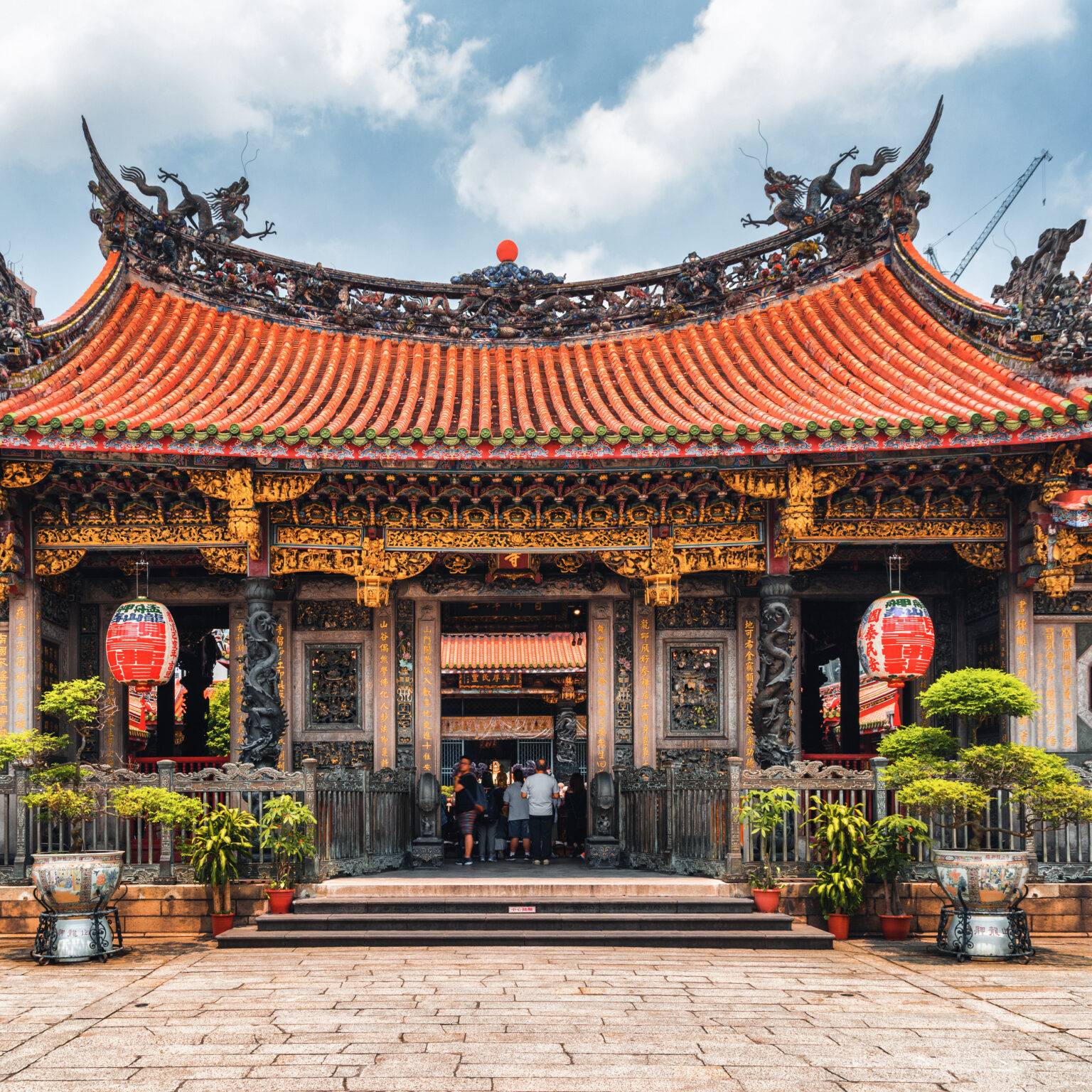 Der Longshan-Tempel in Taipeh von außen betrachtet.