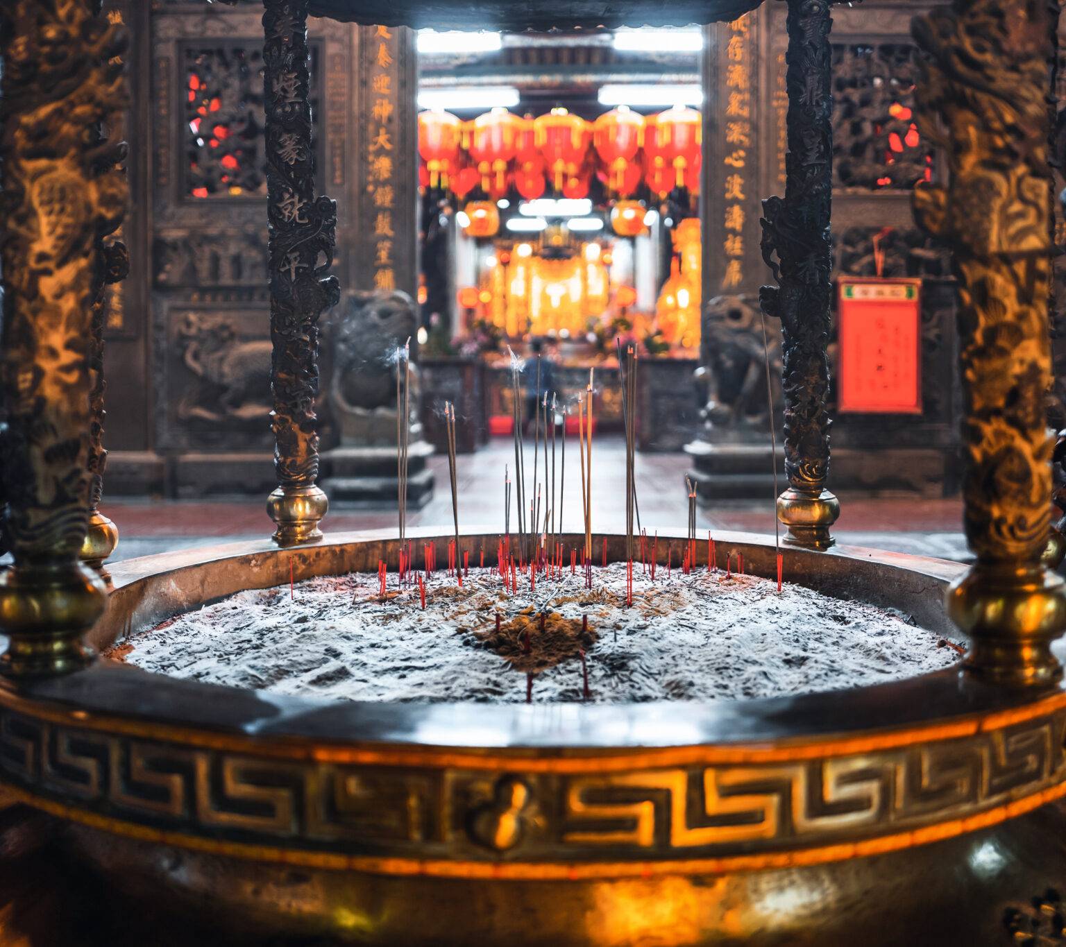 Weihrauchstäbchen in einem Prunkvollen Gefäß im Longshan Tempel in Taipeh.
