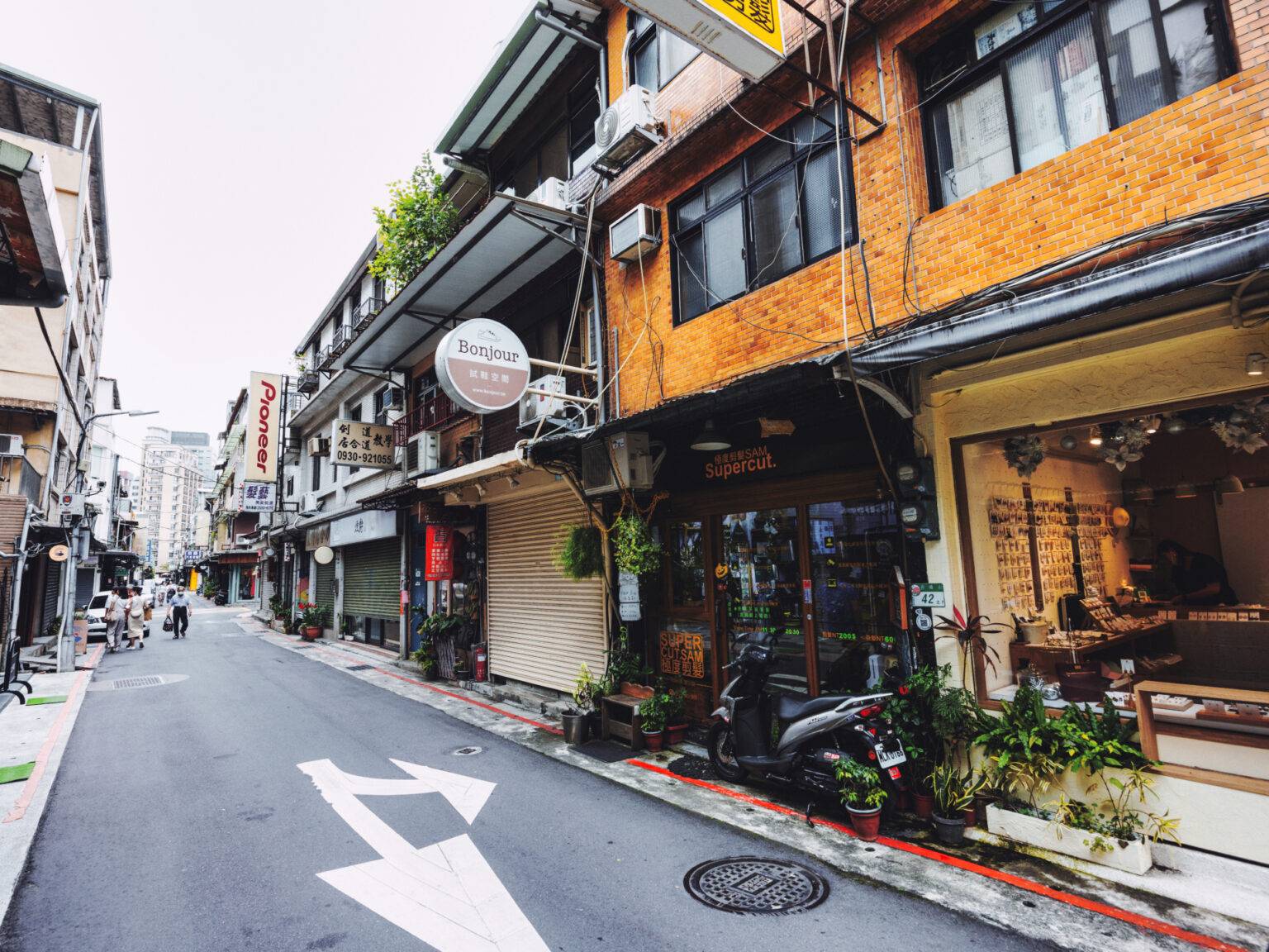 Eine ruhige Straße mit Läden in Taipeh die Chifeng Strasse.